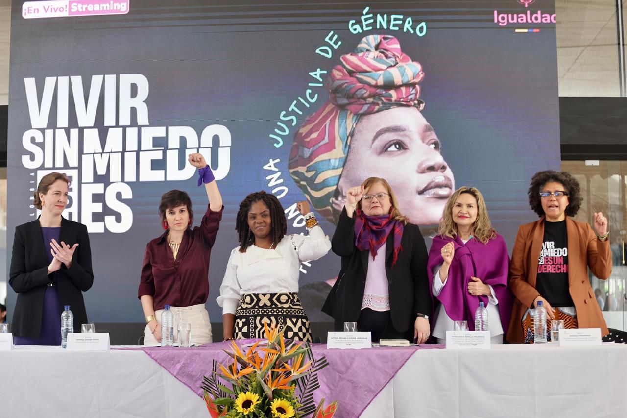 Mesa principal durante lanzamiento de la campaña "Vivir sin miedo", presidida por la Vicepresidenta y Ministra de Igualdad y Equidad, Francia Márquez.