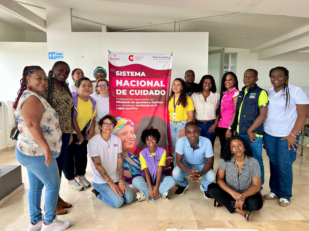 Fotografía grupal con integrantes y directivos del programa
