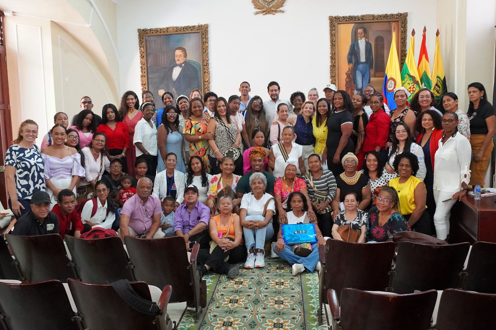 Fotografía grupal de beneficiarios y directivos de MinIgualdad durante el piloto en Cartagena.