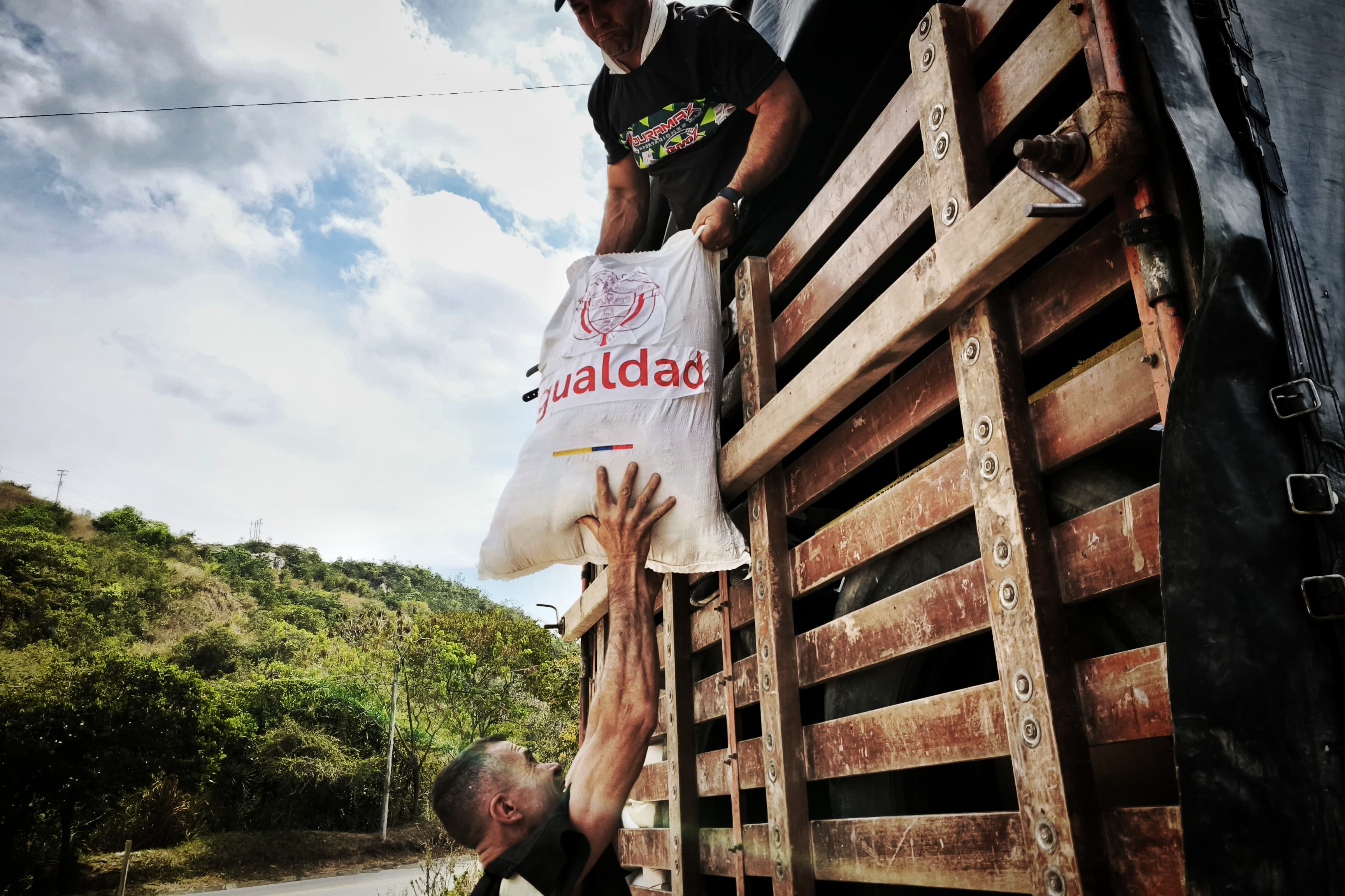 Imagen del momento de la descarga de provisiones alimentarias del Ministerio de Igualdad y Equidad en el Catatumbo