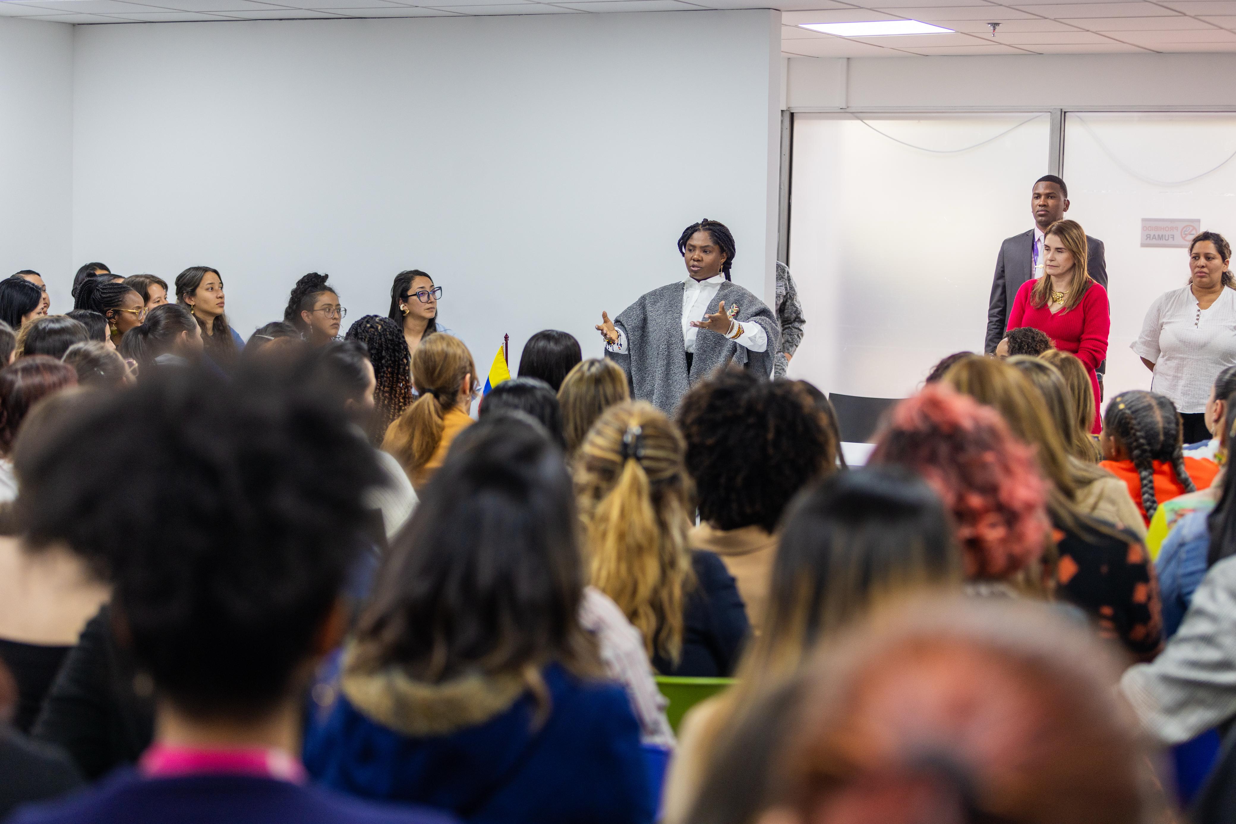 Vicepresidenta y Ministra de Igualdad y Equidad, Francia Elena Márquez Mina con las mujeres que trabajan en la entidad.