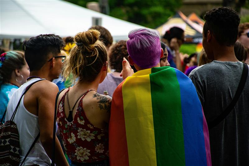 Imagen de personas durante las marchas LGBTIQ+