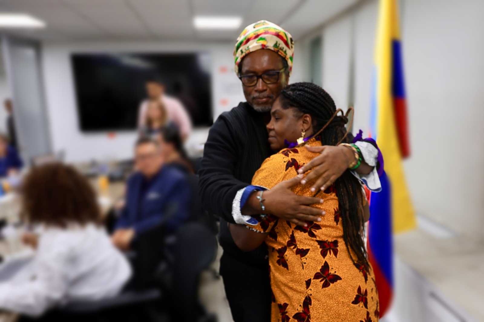 Abrazo de Carlos Rosero, Ministro de Igualdad y Equidad y la Vicepresidenta, Francia Elena Márquez Mina