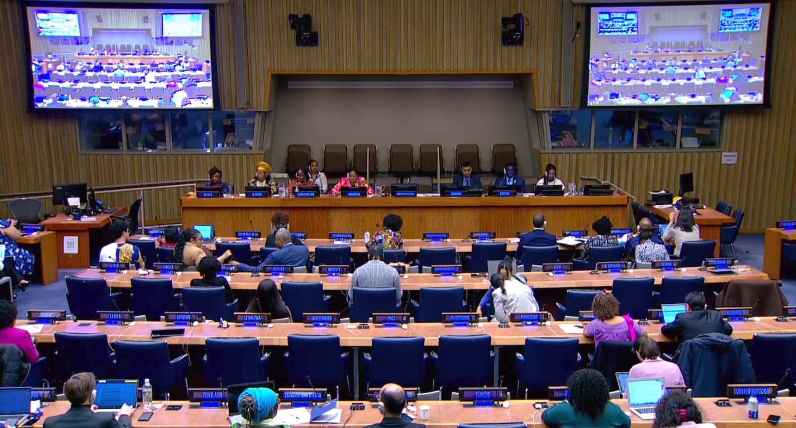Salón de la ONU en Nueva York en la que se reúnen asistentes al Foro Permanente de las Naciones Unidas