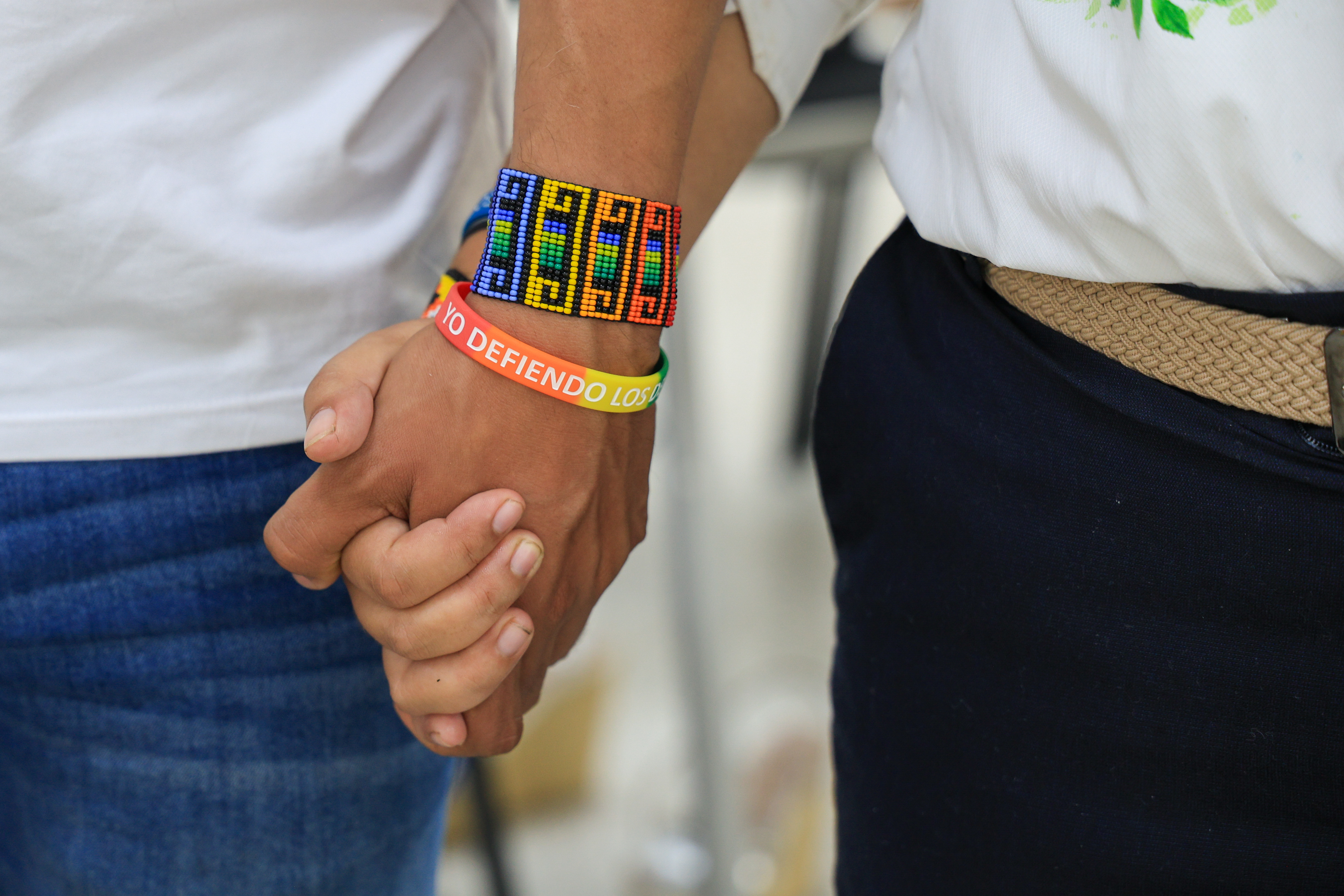 Manos de dos personas entre cruzadas con una frase que dice: yo defiendo los derechos 