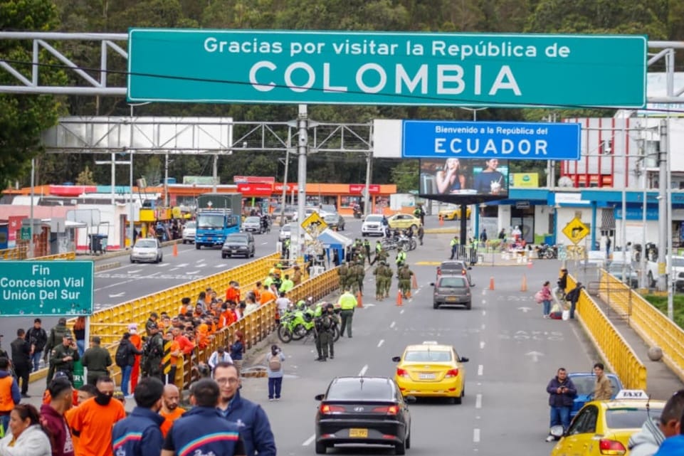 Plano general del puente de Rumichaca en el paso fronterizo con Ecuador por donde ingresaron cientos de colombianos que con camiseta naranja fueron deportados del vecino país.
