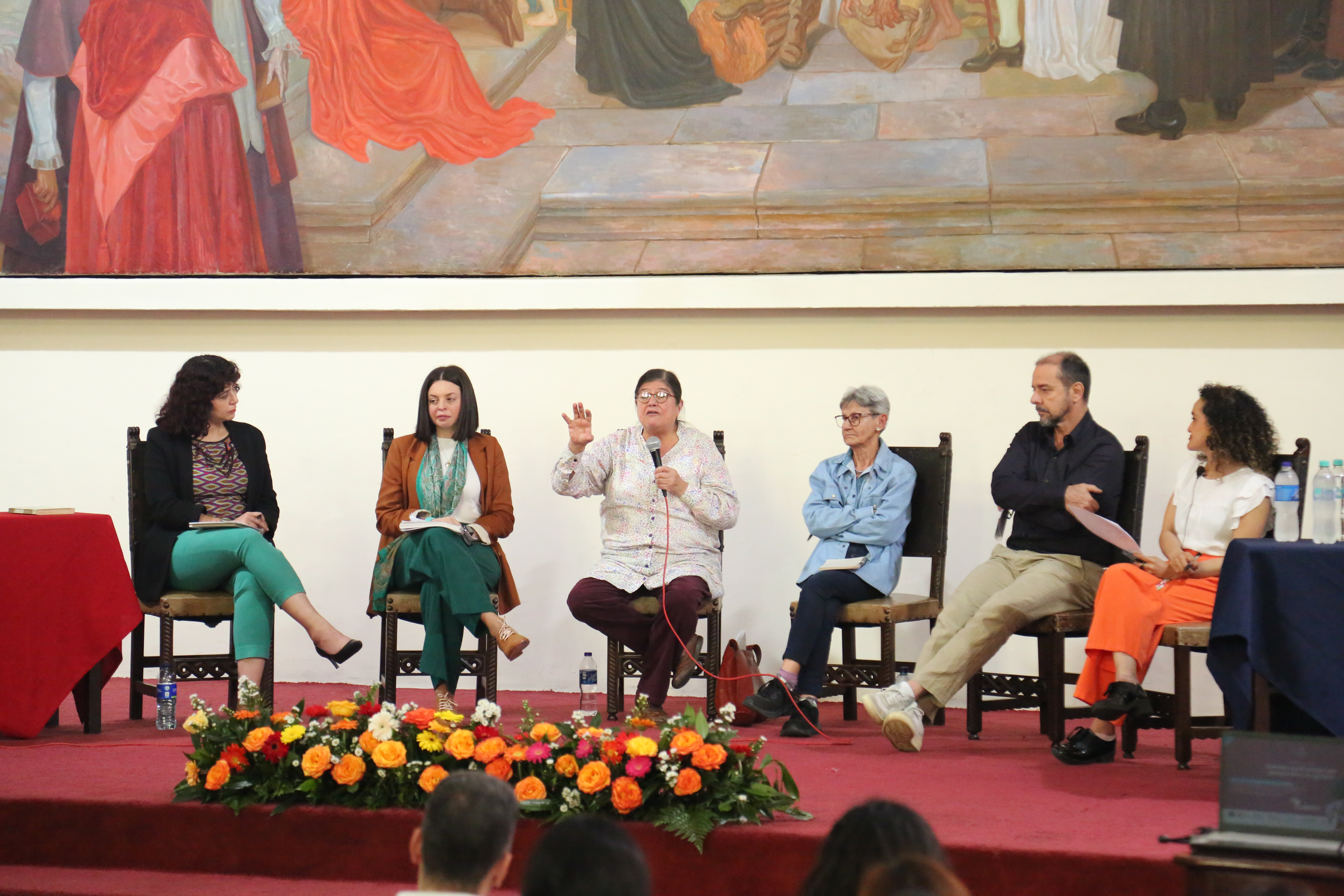 En tarima del Paraninfo de las Universidad Francisco José de Caldas, expertas hablan sobre el alcance del Diplomado “Secreto profesional con perspectiva de género”