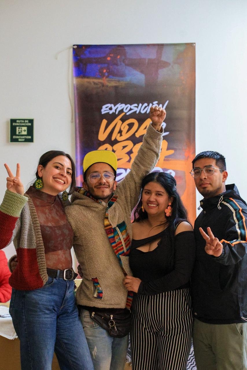 Cuatro jóvenes abrazados 