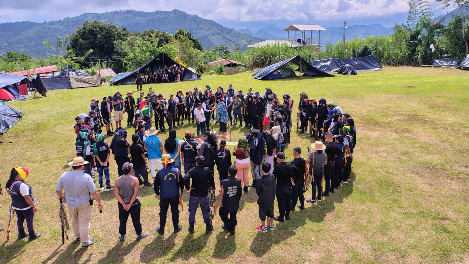 Jóvenes guardias indígenas de Caldas en un ritual espiritual ubicados en espiral 