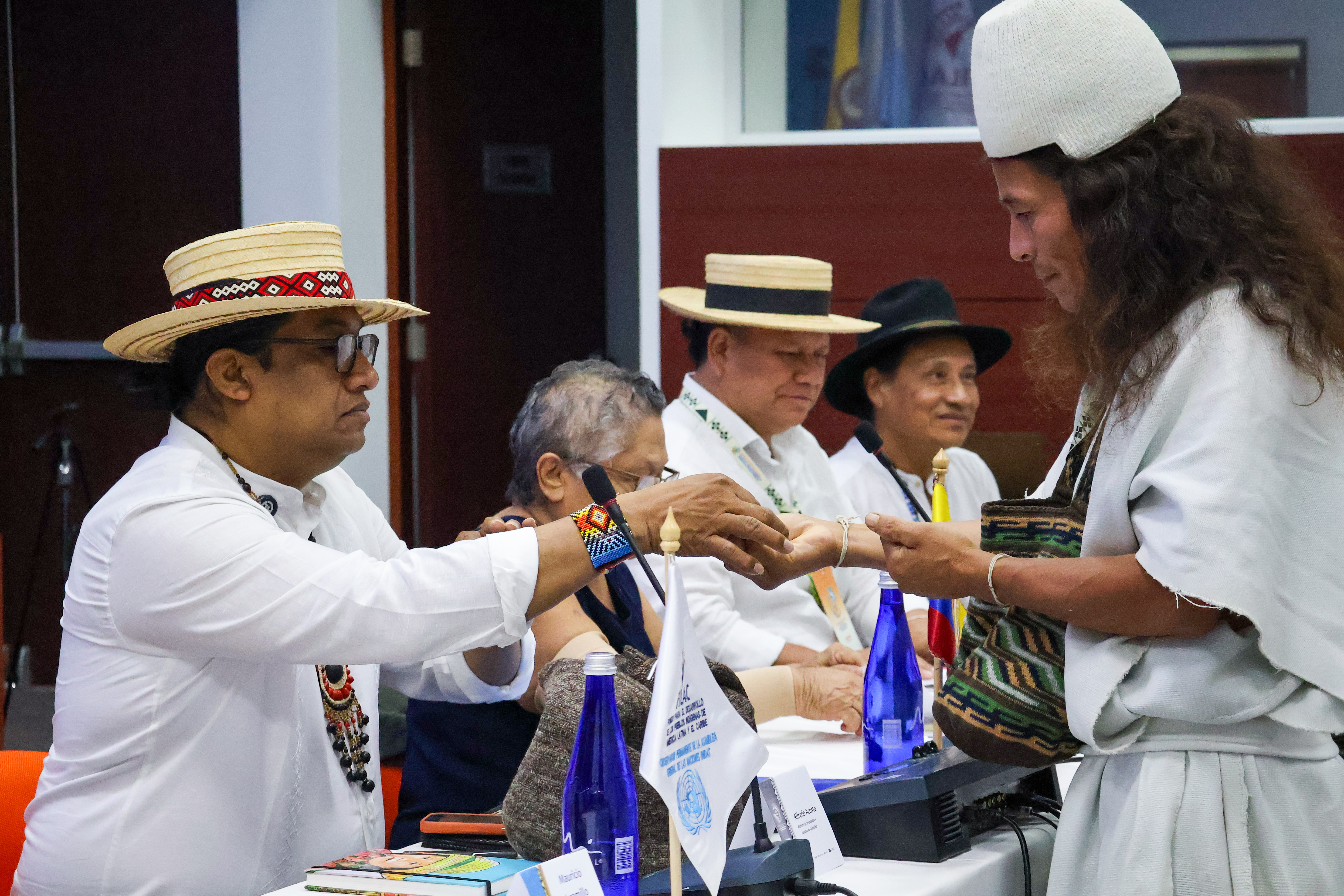 Ministro Lucho Acosta recibiendo la armonización por parte de un indígena arhuaco 