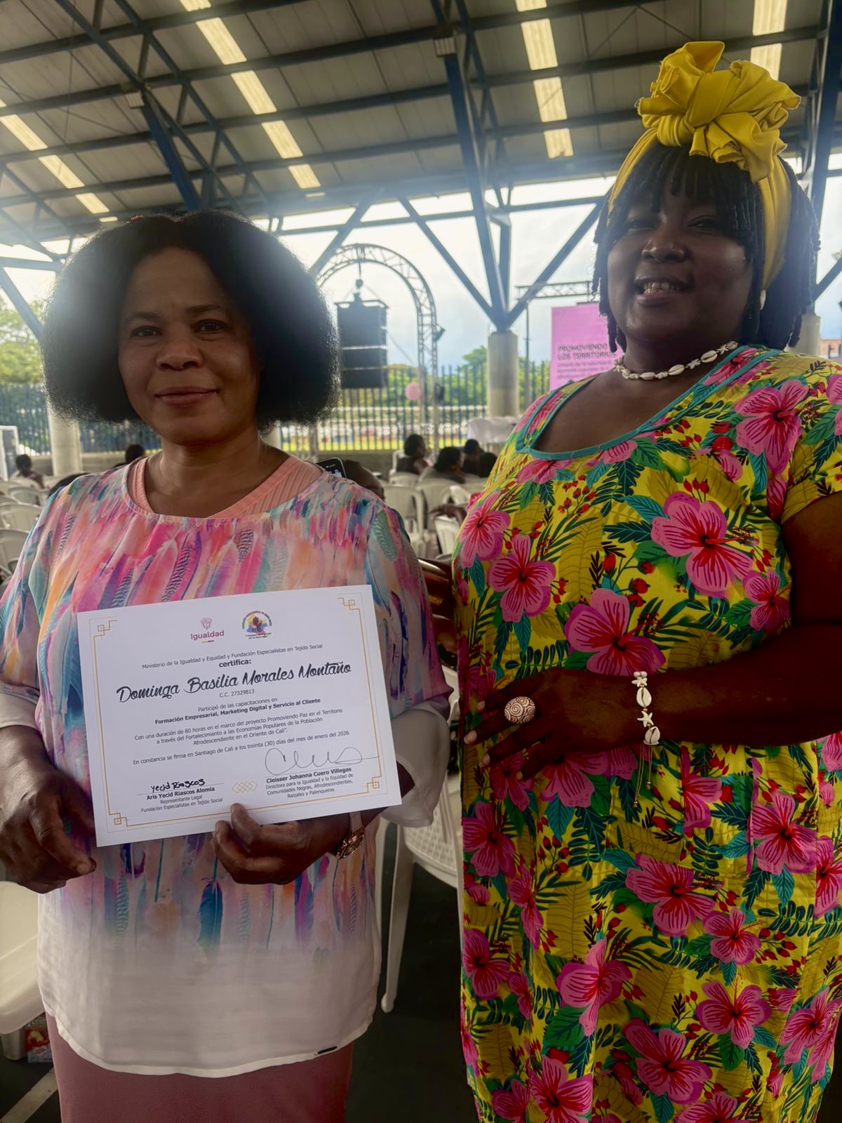 Mujer con el certificado de participación en formación empresarial, marketing digital y servicio al cliente 