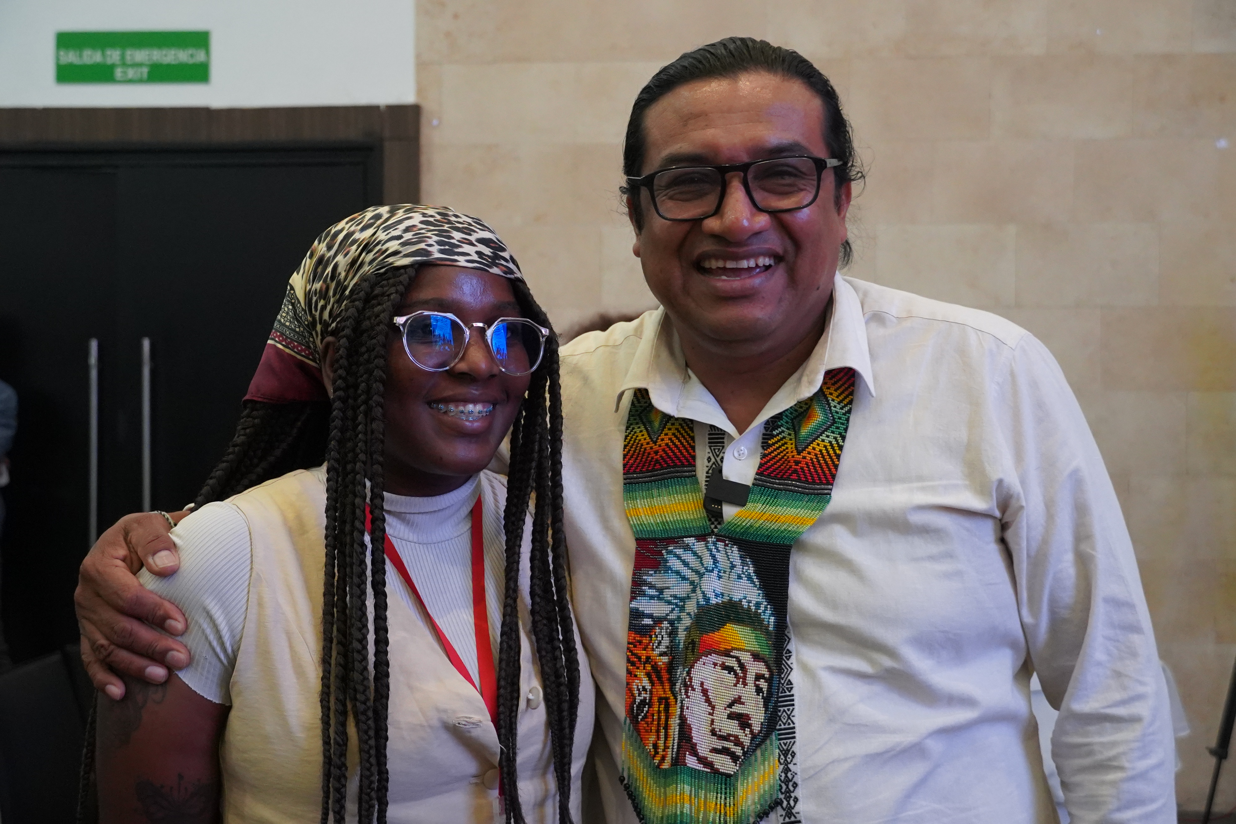 Ministro Lucho Acosta con una jóven afrodescendiente