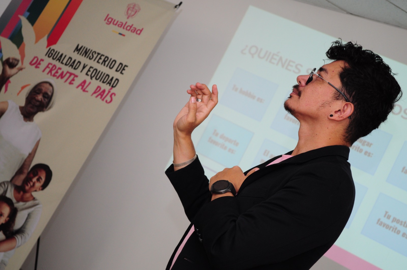 Persona comunicándose en lenguaje de señas 