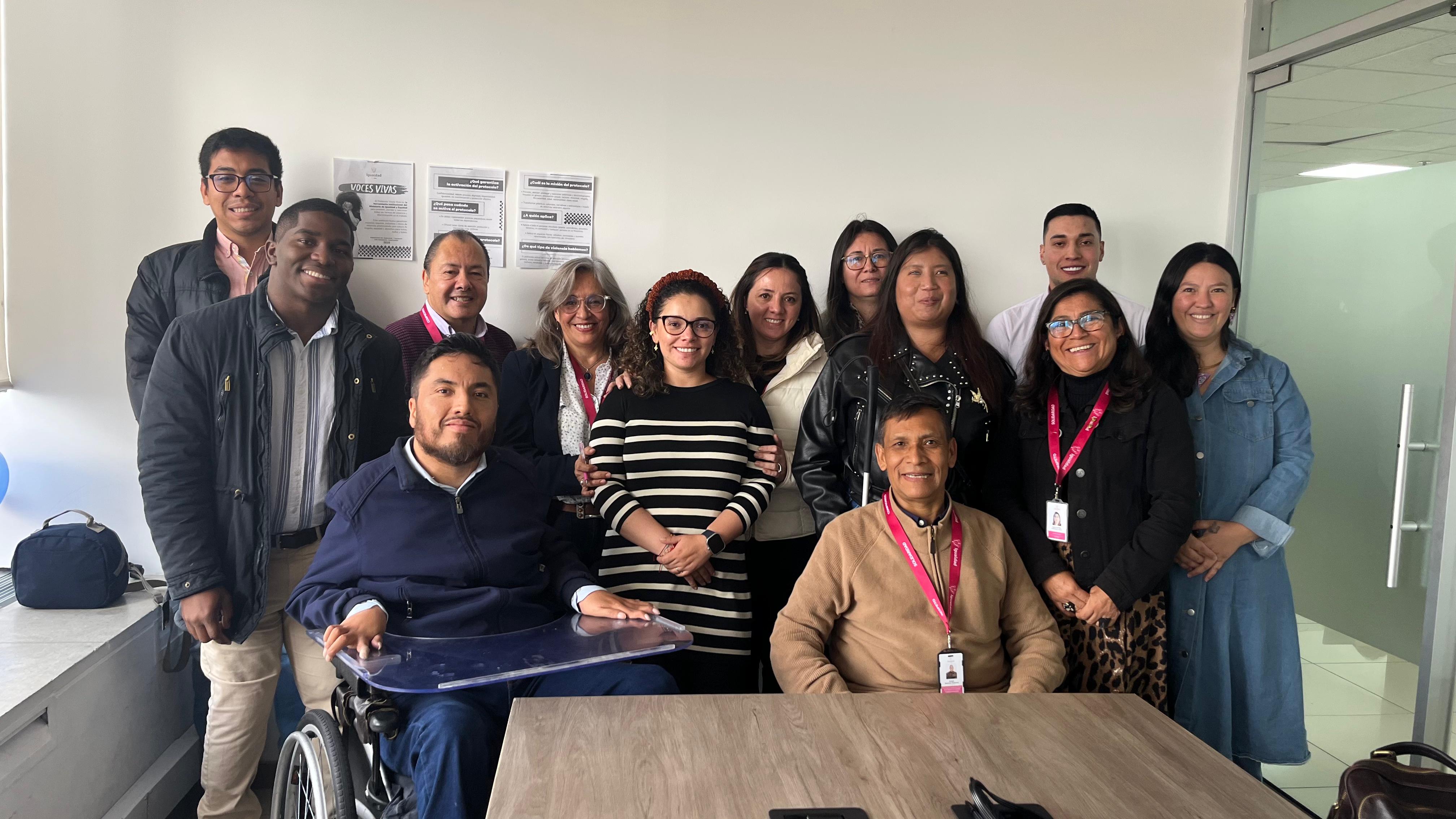 Un grupo de 13 personas de funcionarios del Ministerio de Igualdad y Equidad. 