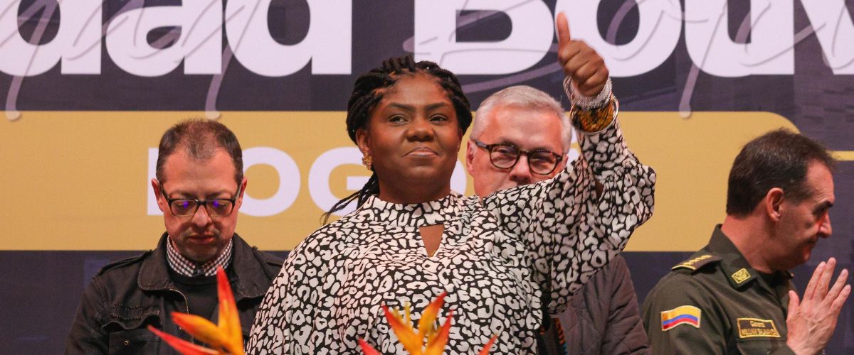 Imagen de la vicepresidenta Francia Márquez con su pulgar izquierdo arriba