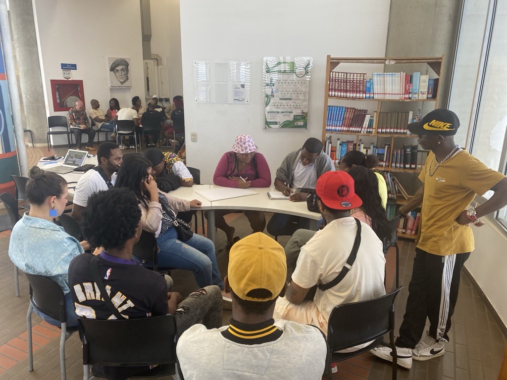 Un grupo de una decena de jóvenes afrocolombianos participa en mesa de trabajo en un salón