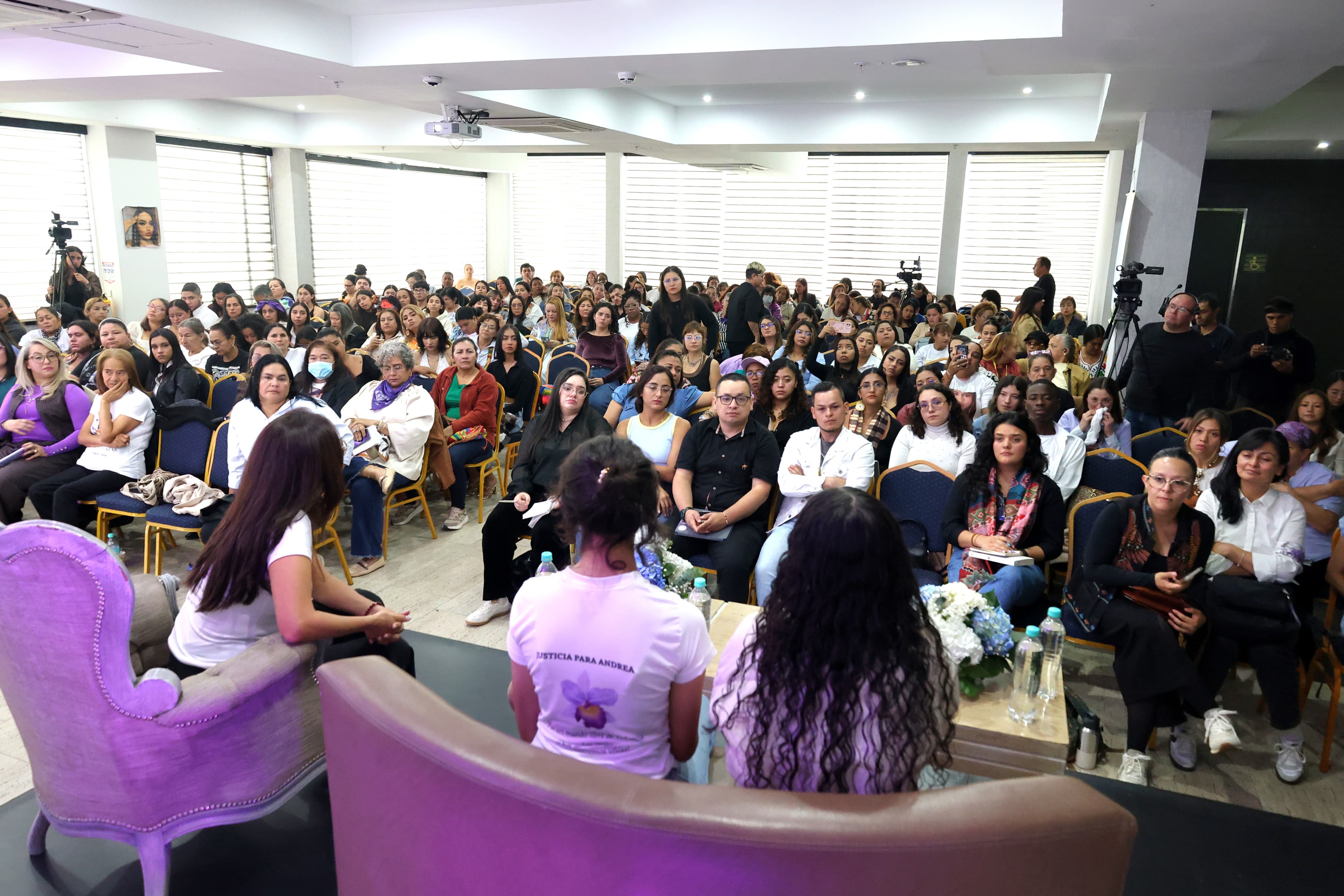 El espacio, liderado por el Ministerio de Igualdad y Equidad, a través del Viceministerio de las Mujeres, reunió a instituciones, organizaciones sociales, familiares y jóvenes para construir junto a ellas la ruta para la reglamentación de la ley y fortalecer la garantía de derechos de las víctimas indirectas del feminicidio. 
