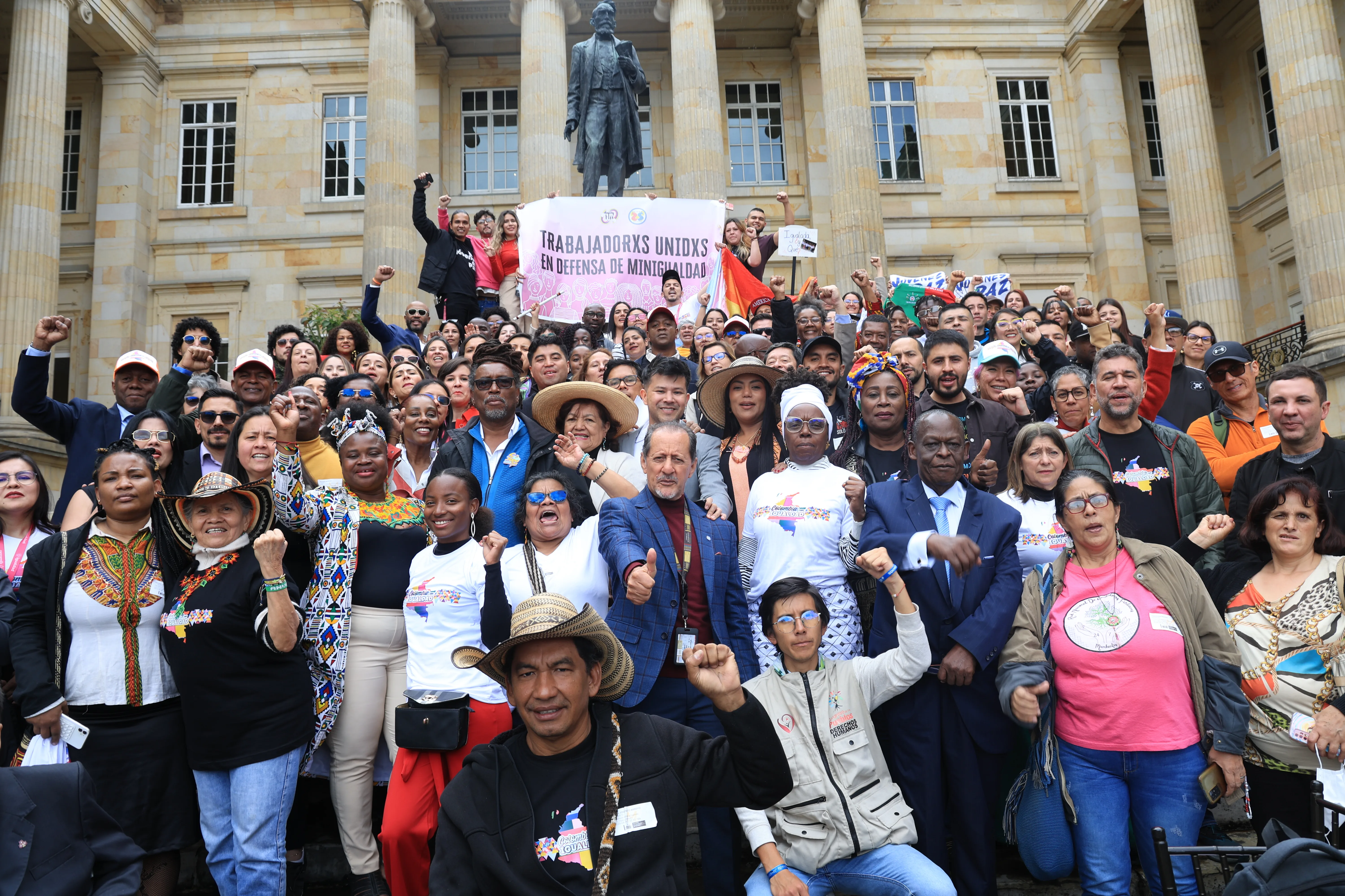 Ministro Carolos Rosero en plaza Nuñez del Congreso de la República roedado de funcionarios y representantes de las poblaciones de especial protección constitucional tras la radiación del proyecto de ley 0621 de 2025 que le daría continuidad al Ministerio de Igualdad y Equidad
