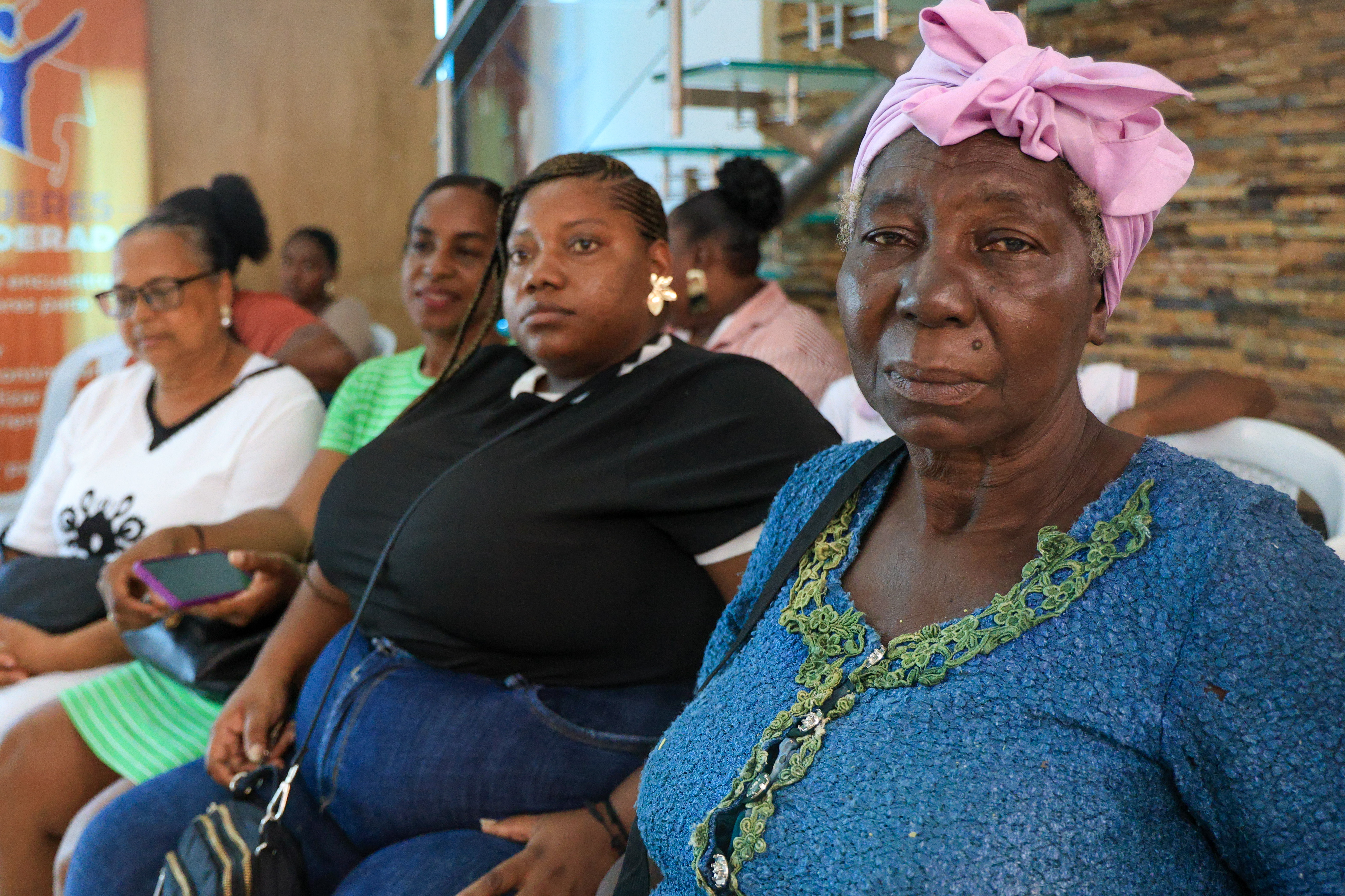 En primer plano, rostros de mujeres negras y afrocolombianas en reunión en Quibdó