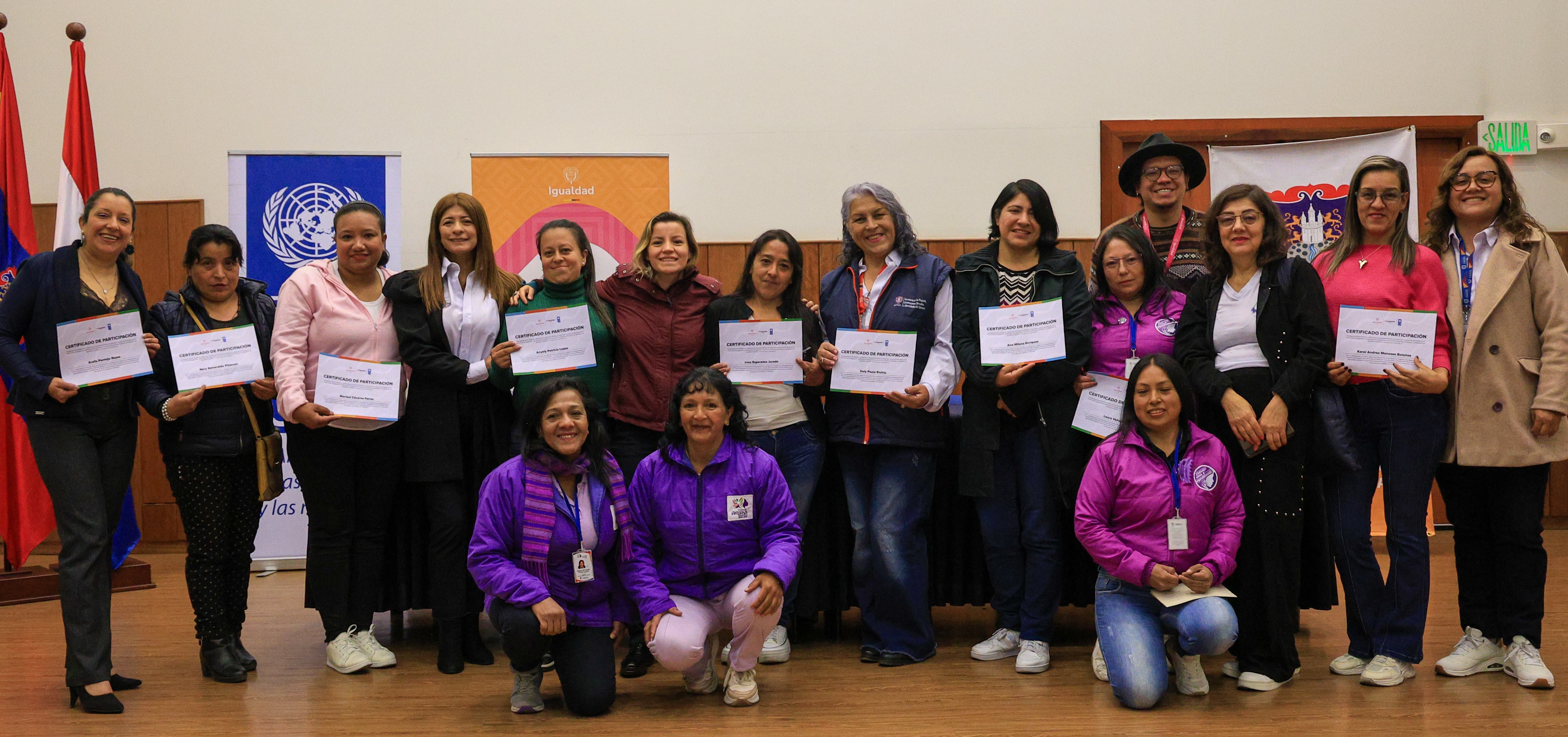 Grupo de personas cuidadoras posan felices sosteniendo en sus manos el certificado del curso de formación política que recibieron de la Red de personas cuidadoras