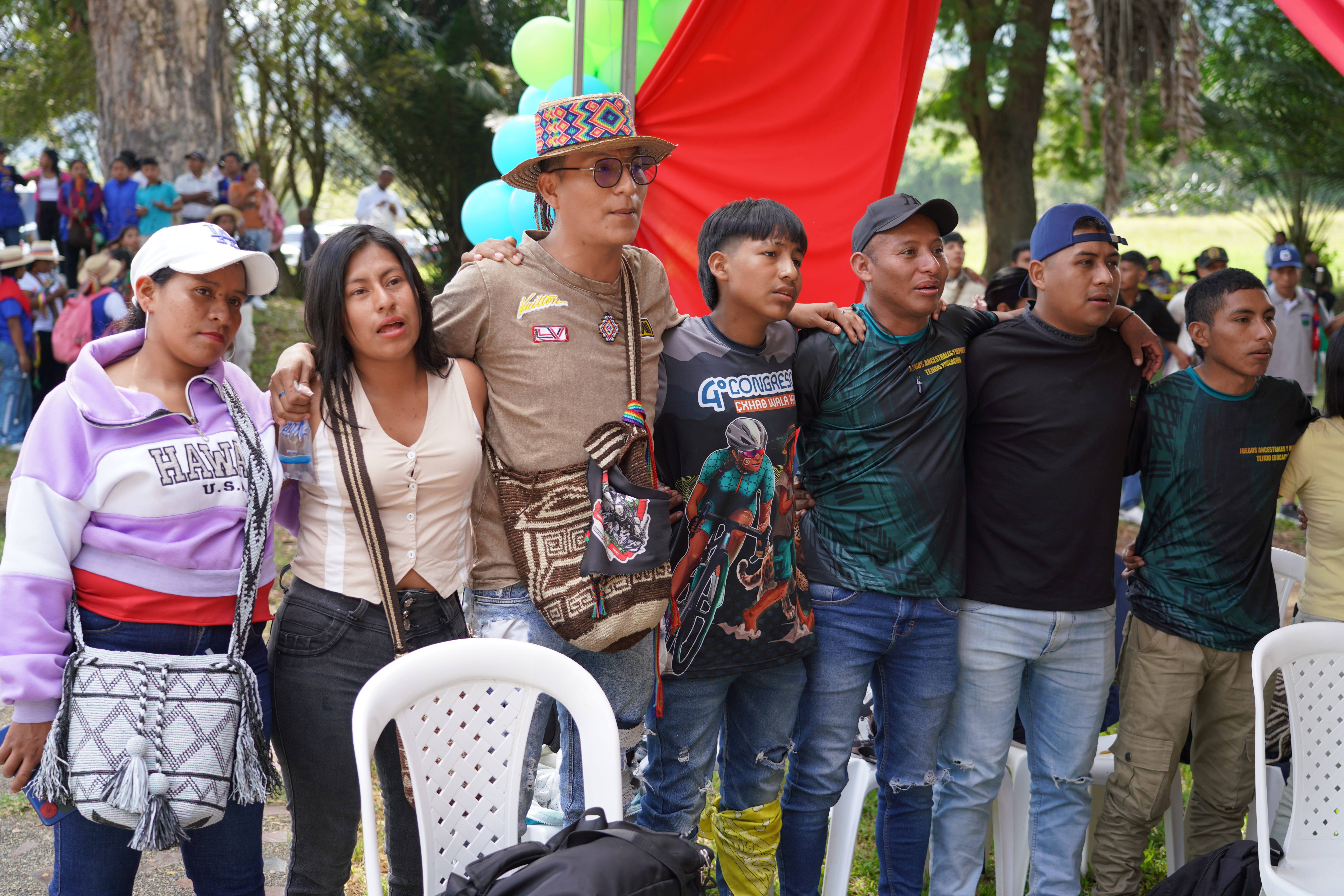 Grupo de jovenes de distintas comunidades indígenas se abrazan durante la presentación del programa Guardianes de la Naturaleza