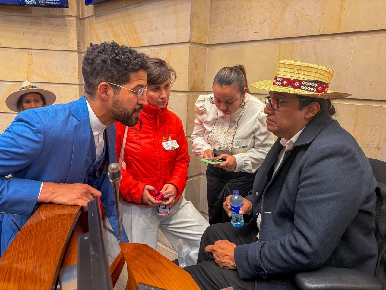 Imagen debate congreso en la que se ve al ministro y su equipo