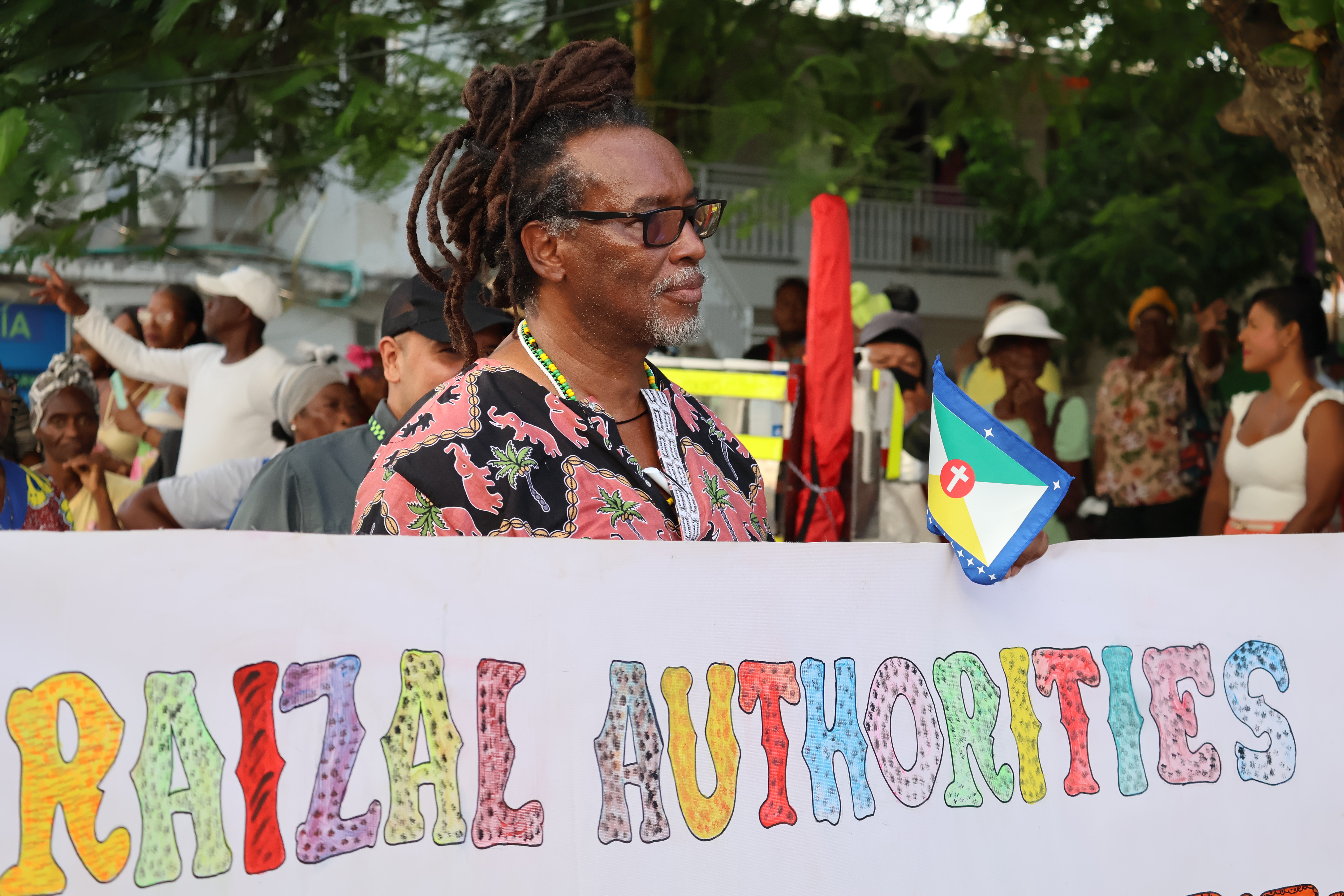 Ministro Carlos Rosero acompaña marcha de la Emancipación Raizal en la Isla de San Andrés