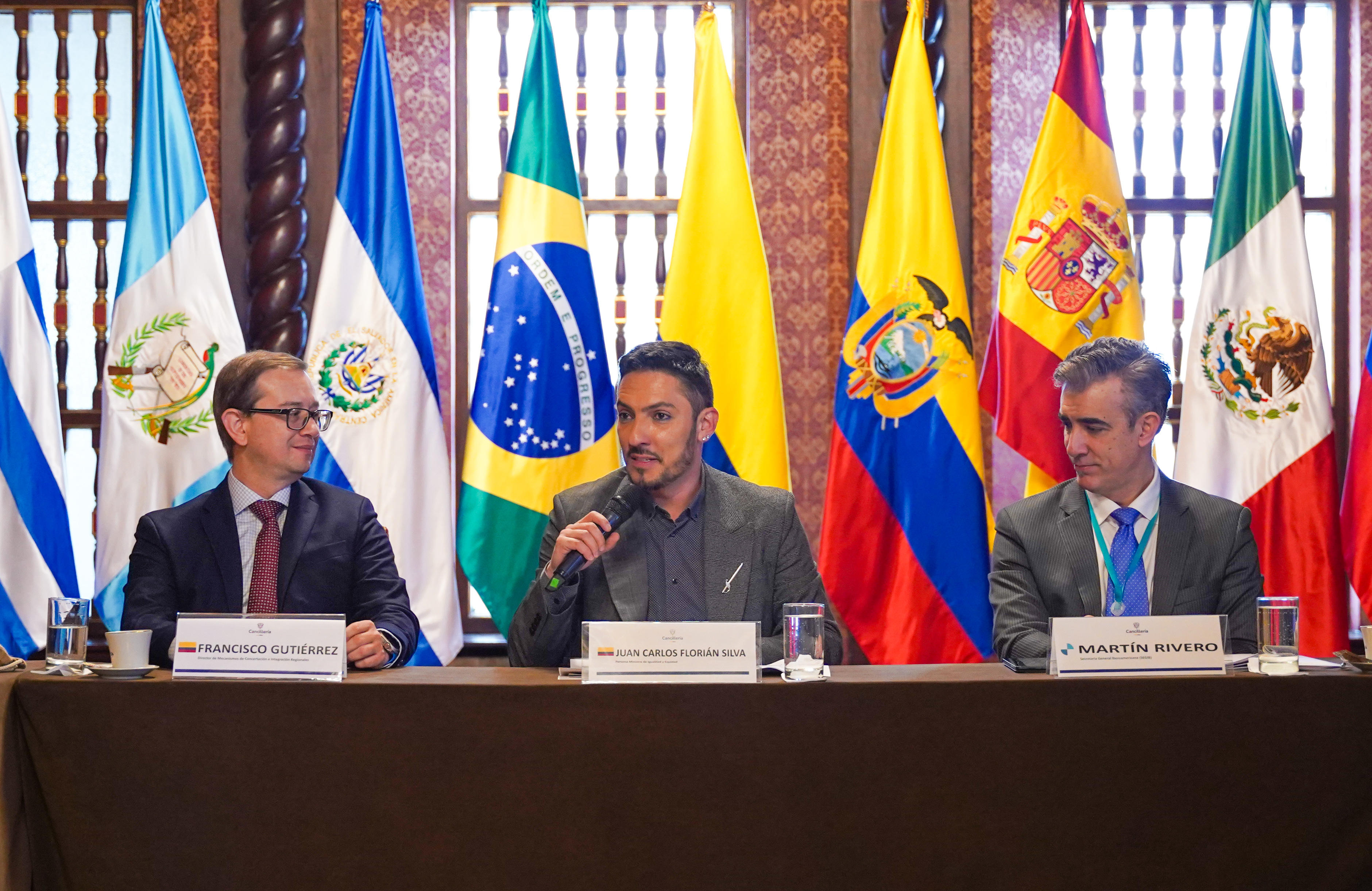 Mesa principal donde se aprecia al ministro Juan Florián con banderas de paises de Iberoamérica de fondo