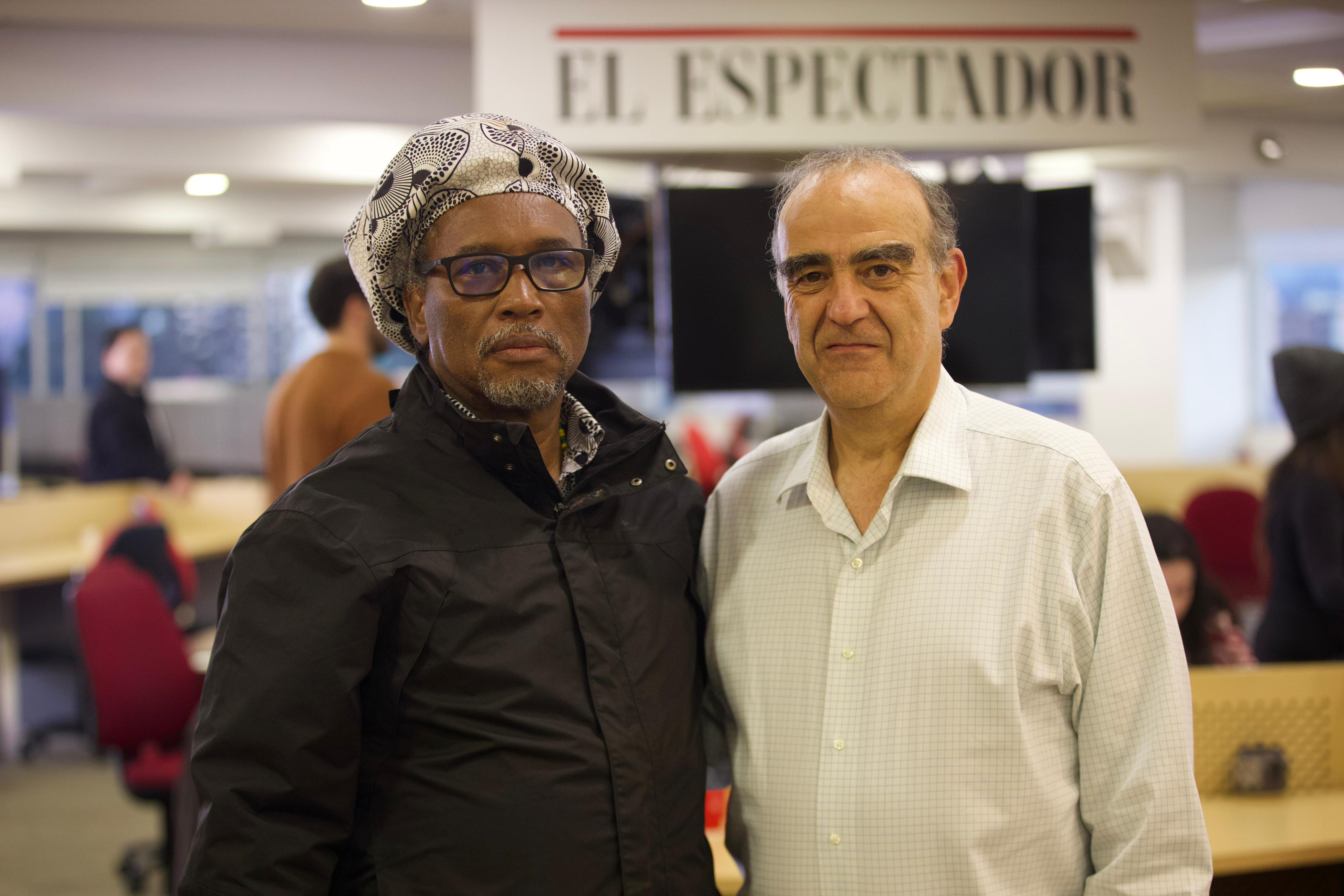 Ministro Carlos Rosero de pie con Fidel Cano hijo, director de El Especador en la redacción del periódico