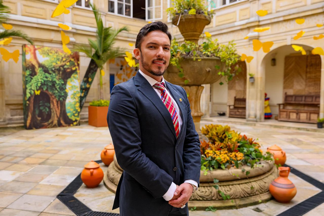 Ministro de Igualdad y Equidad Juan Carlos Florián Silva de pie en el patio interno de la Casa de Nariño en Bogotá