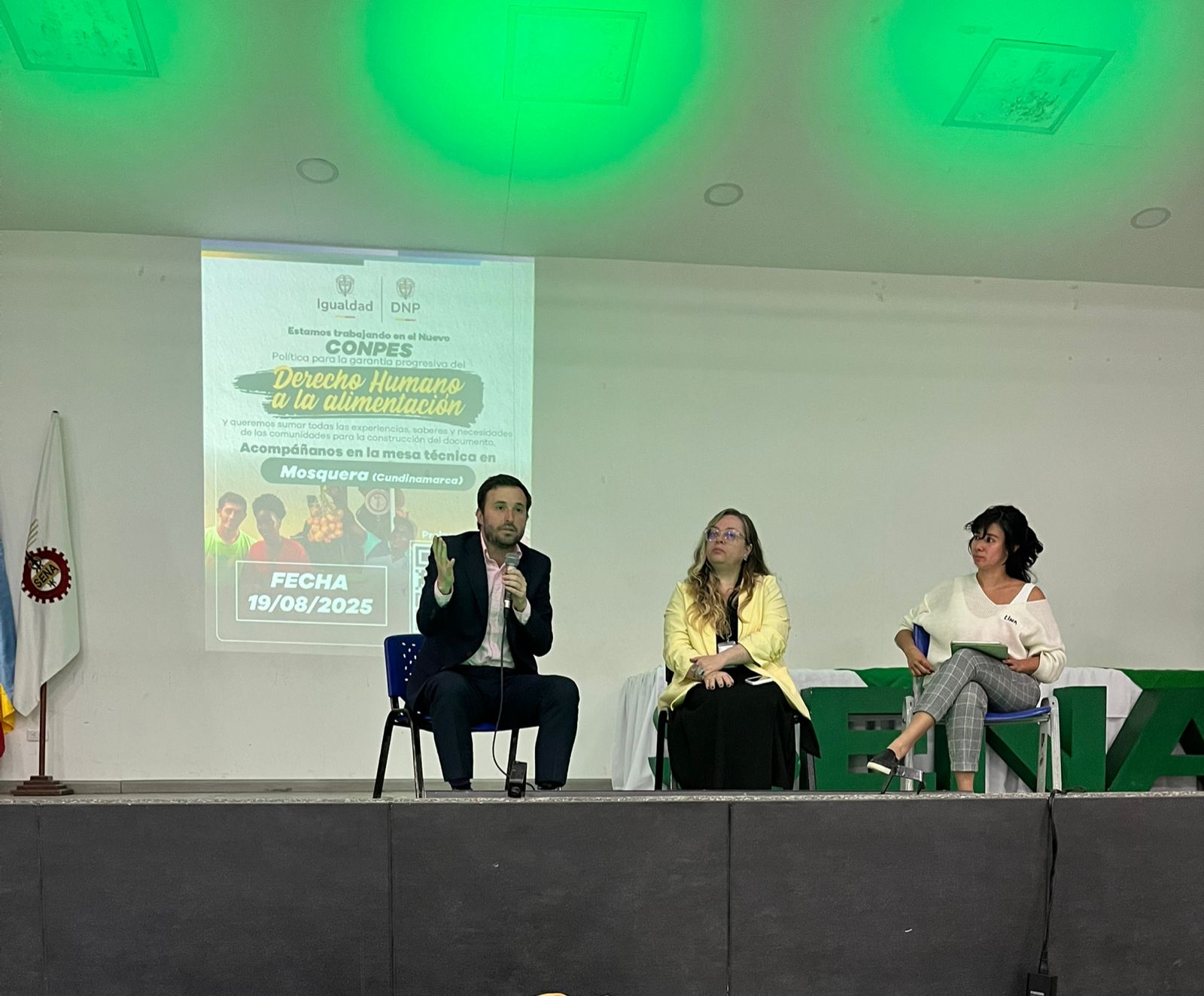 El viceministro Pablo Pardo en tarima se dirige a los asistentes al Taller de construcción del CONPES para el derecho humano a la alimentación en Mosquera, Cundinamarca