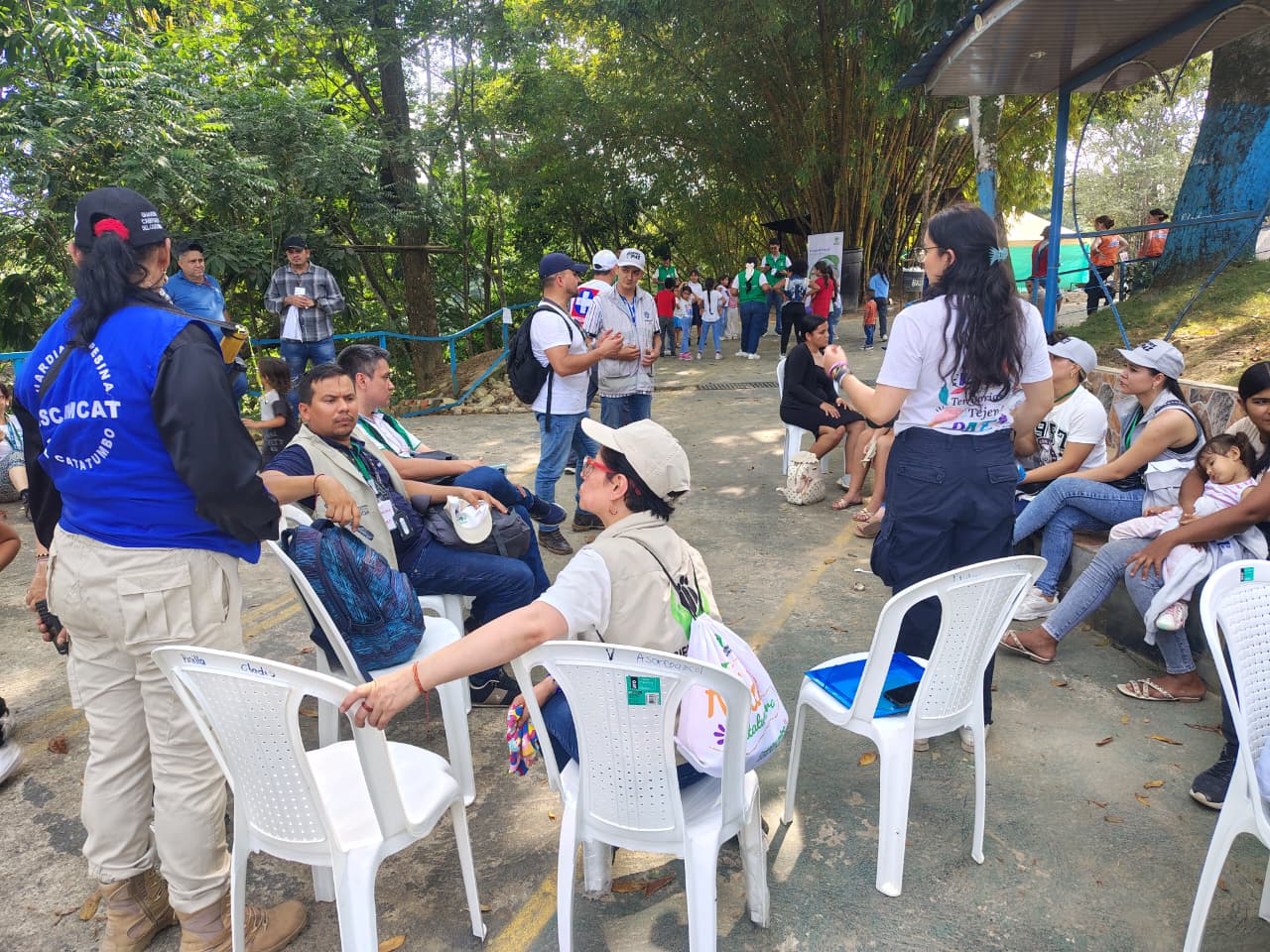 Esta imagen captura un momento clave de la visita interinstitucional y humanitaria al Catatumbo realizada en marzo de 2026. La escena refleja el espíritu de diálogo y coordinación entre el Gobierno, las organizaciones sociales y la comunidad para la protección de la vida en la región.