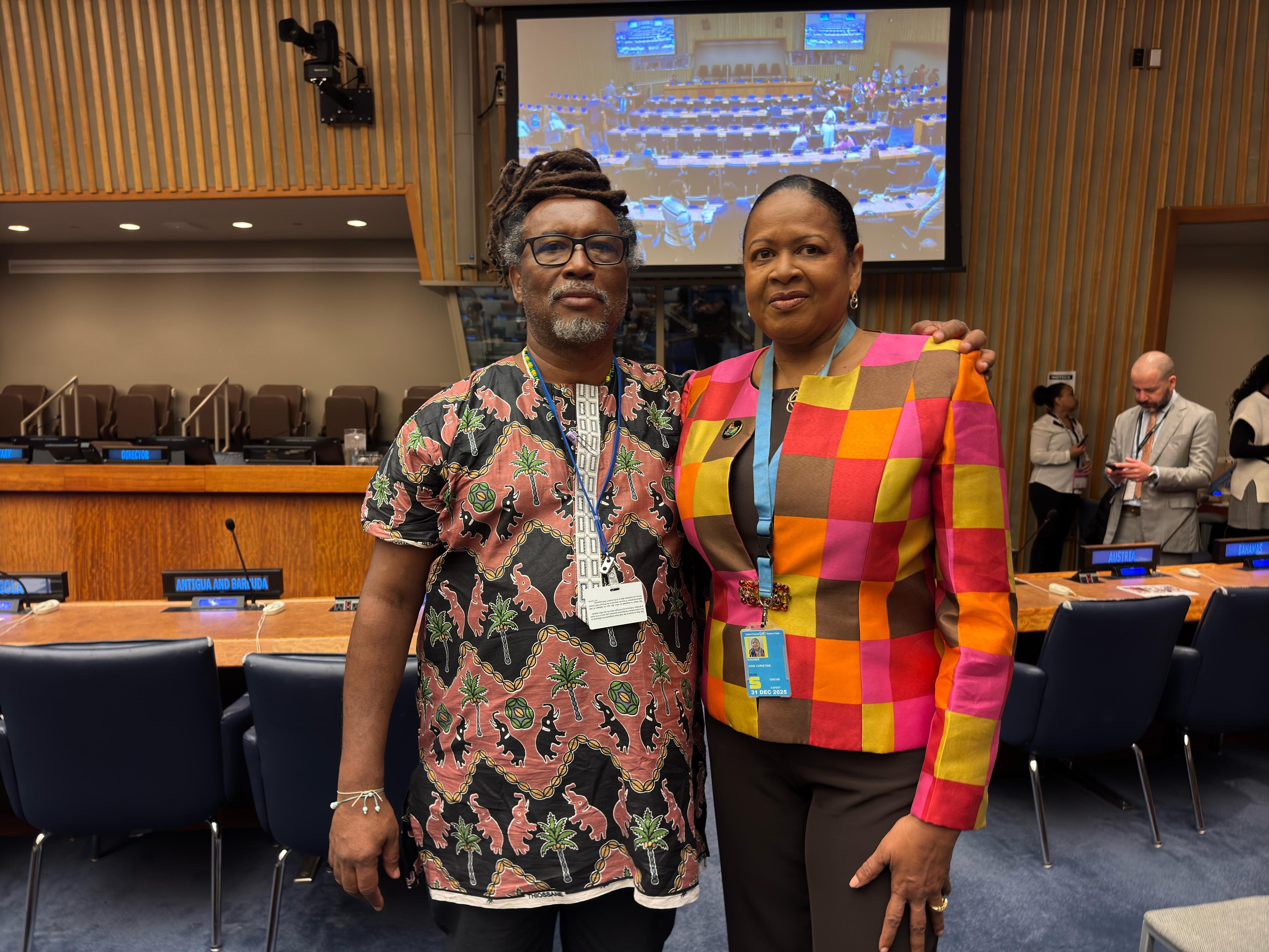 Ministro Carlos Rosero de pie en salón de la ONU en Nueva York antes de la instalación del Foro permanente sobre afrodescendientes