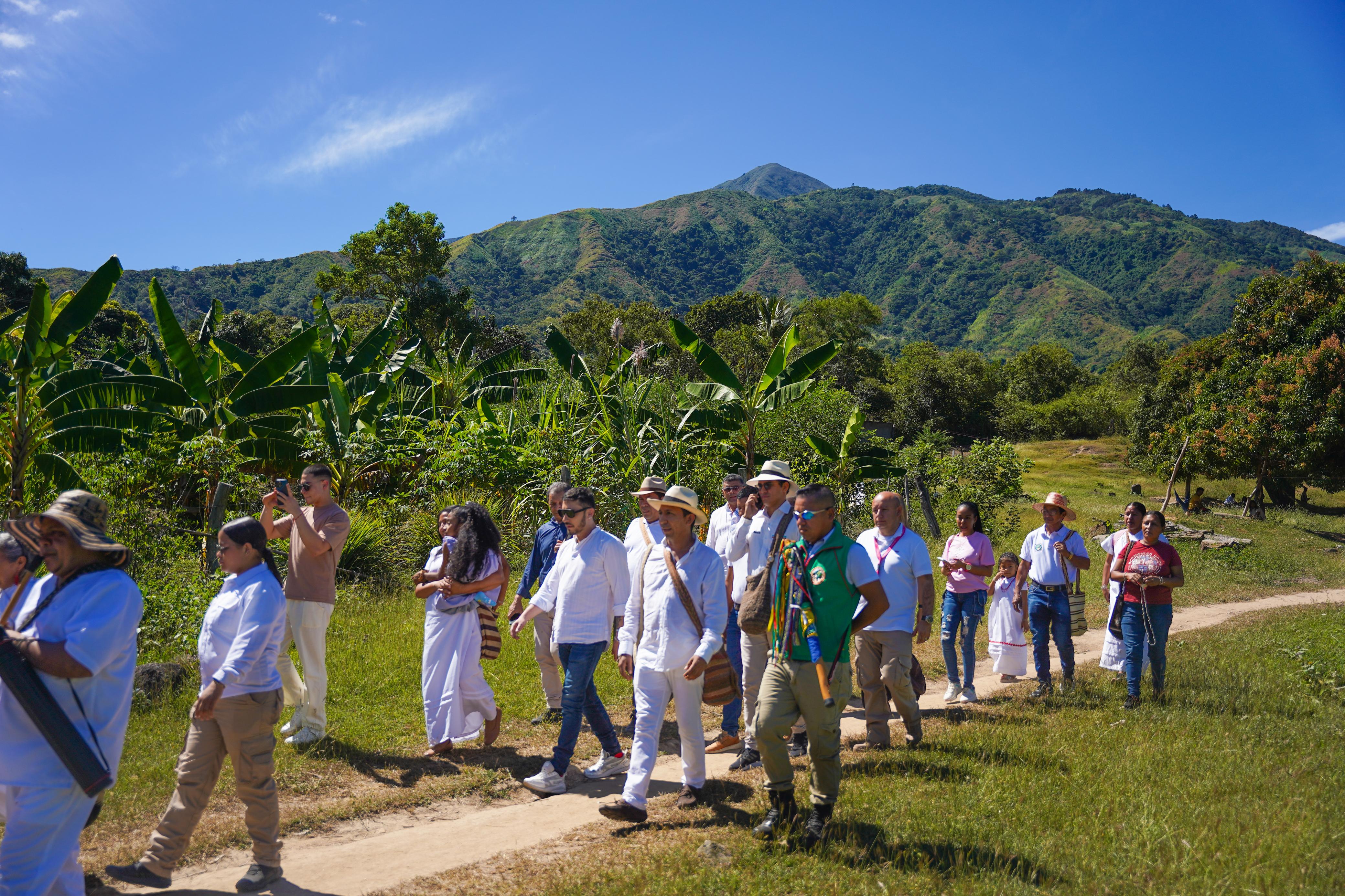 Ministro Florián acompañado de indígenas Kankuamo llega a la población de Atánquez en Cesar, al fondo la Sierra Nevada 