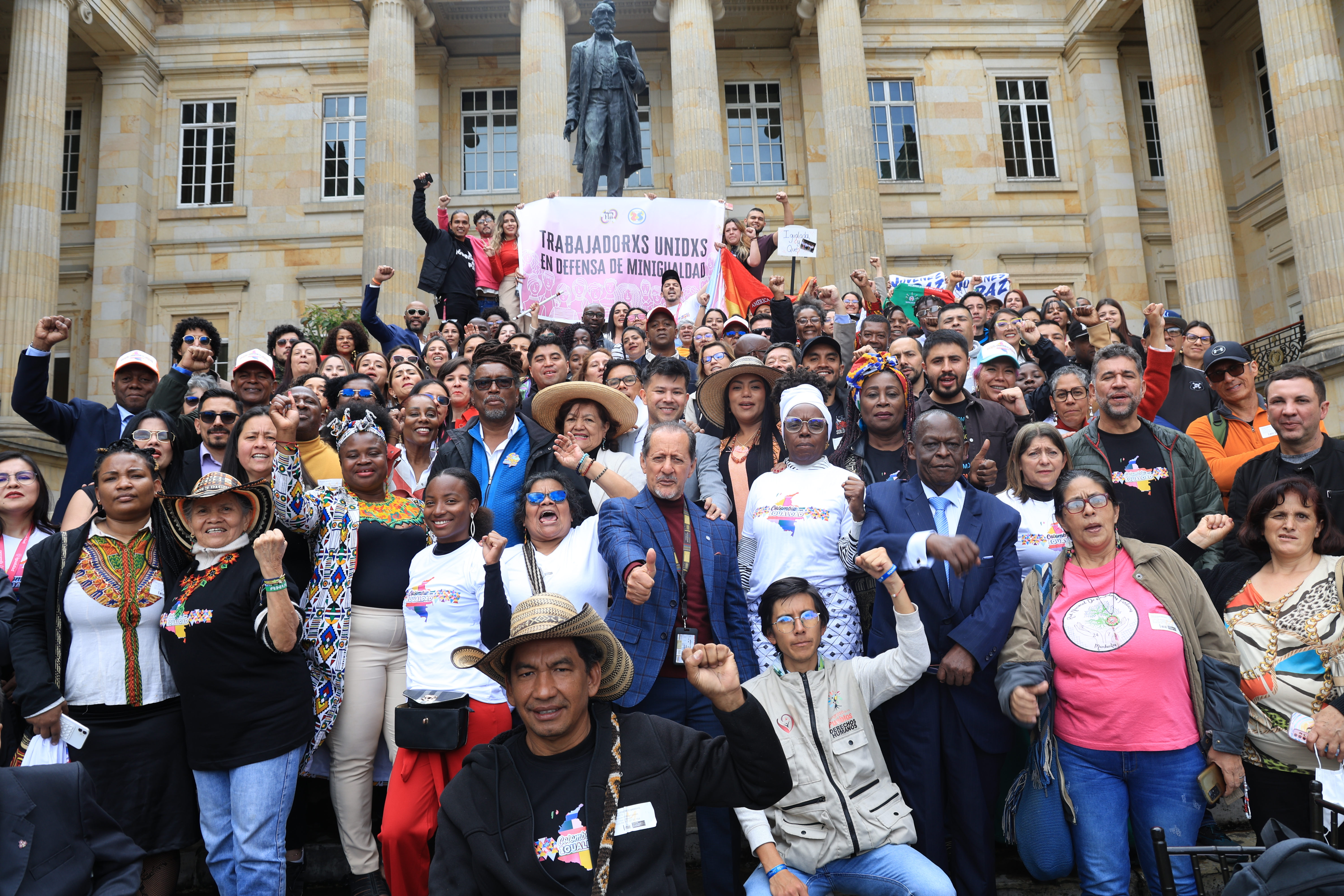 Ministro Carlos Rosero con la comunidad en la Plaza Nuñez del Congreso tras la radicación del proyecto de ley 0621 de 2025 que busca asegurar la continuidad de Minigualdad