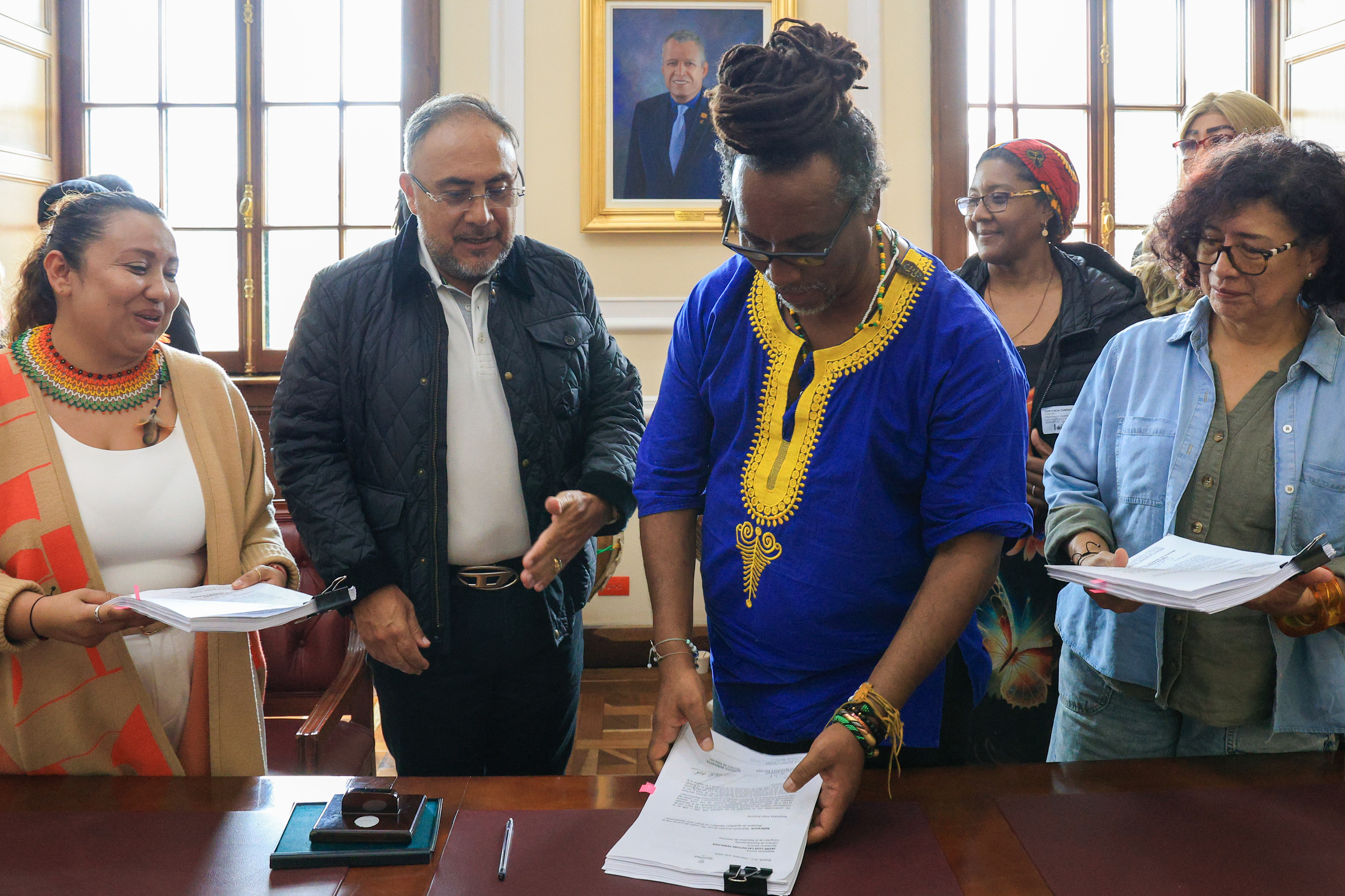 Carlos Rosero firma el proyecto de ley que busca darle continuidad a Minigualdad