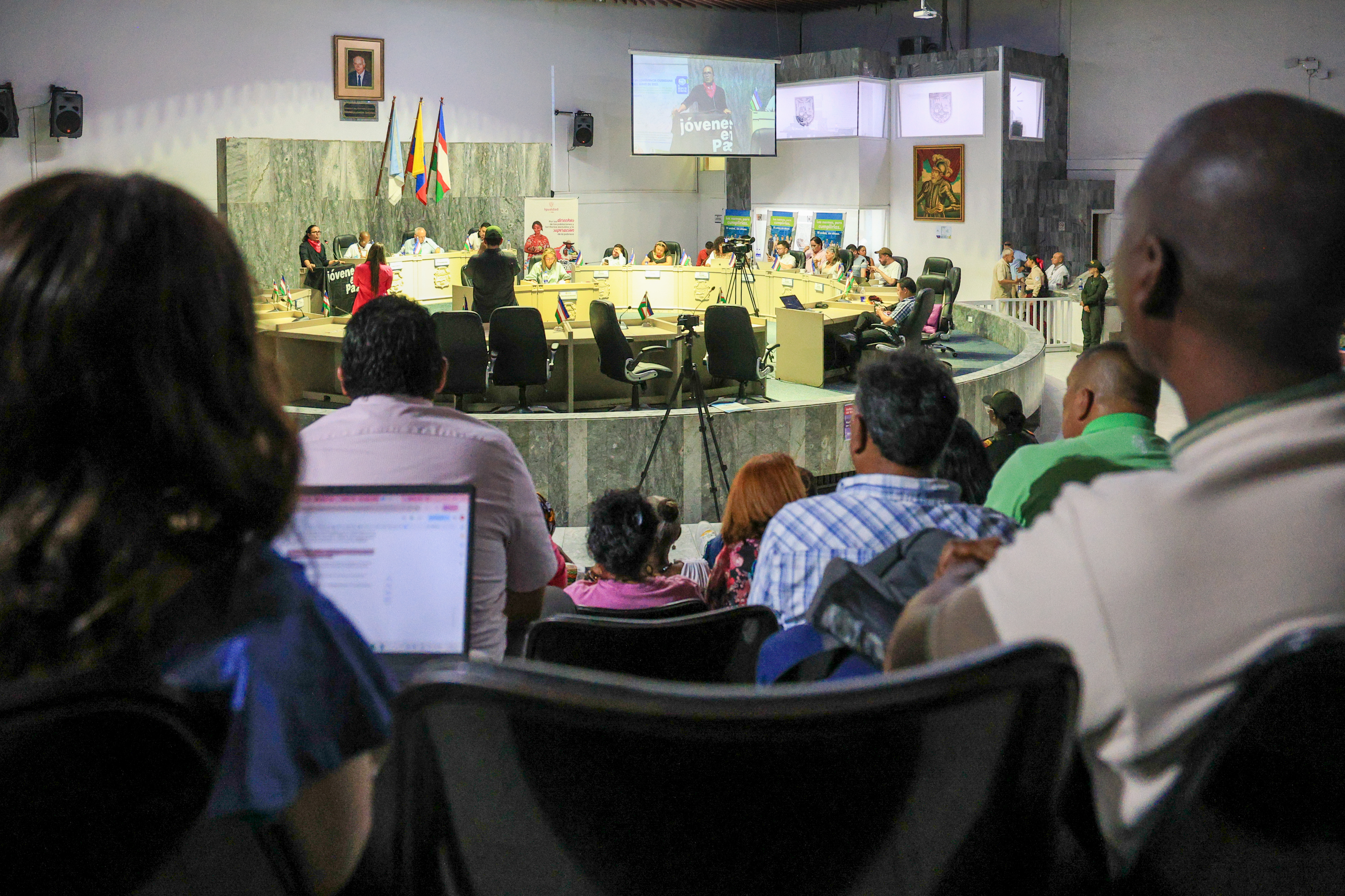 Plano general del hemiciclo del Concejo de Cali donde se realizó la Audiencia Pública