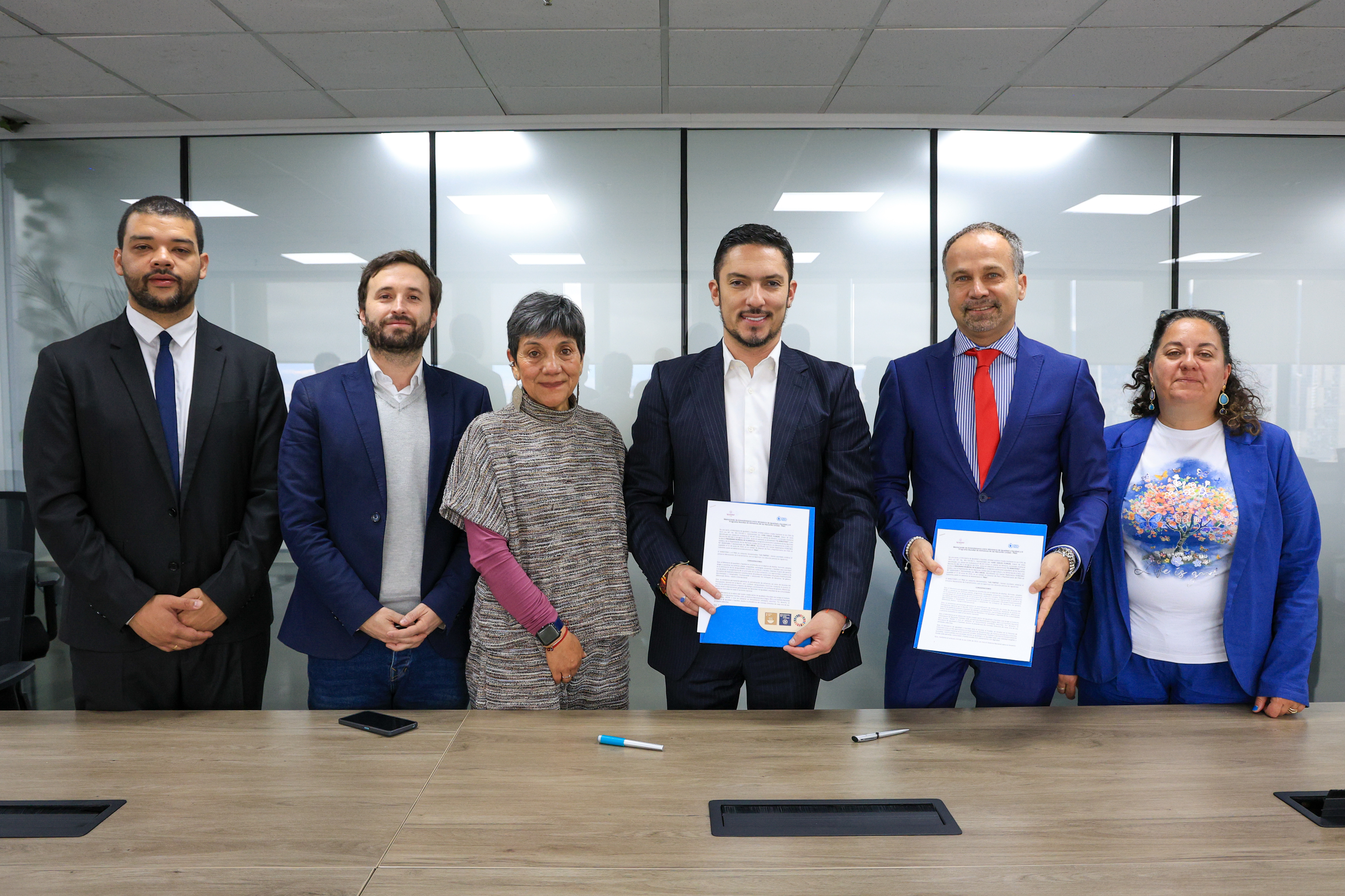 Foto de grupo sosteniendo el Memorando de entendimiento firmado con el Programa Mundial de Alimentos.  Aparecen David Katz, el viceministro Pablo Pardo, el ministro Juan Carlos Florián y Nils Grede, director del Programa Mundial de Alimentos de la ONU en Colombia