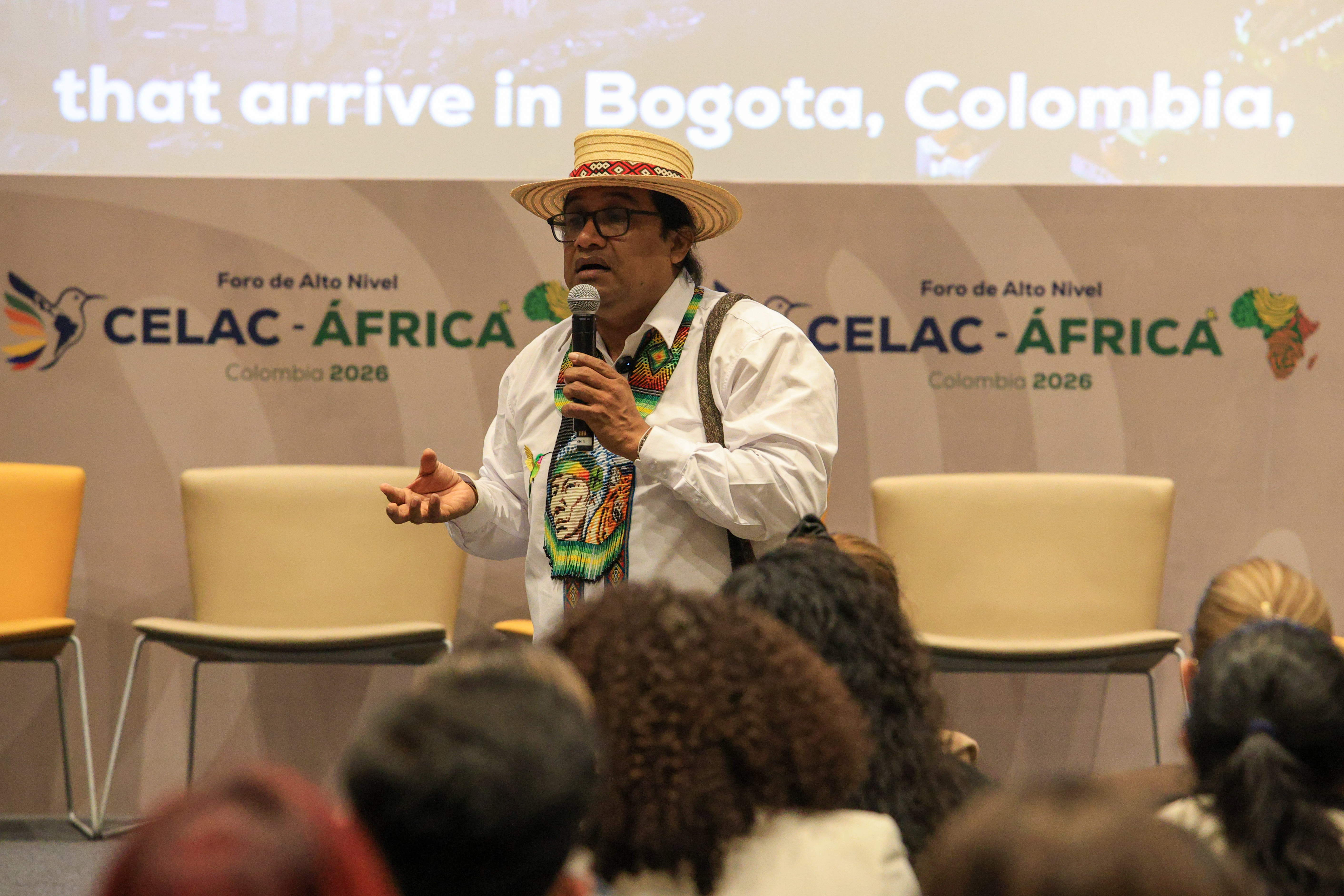 Minisrtos Lucho Acosta Zapata de pie y con micrófono en mano se ditige a los aistentes al foro de la  CELAC 2026 en Bogotá