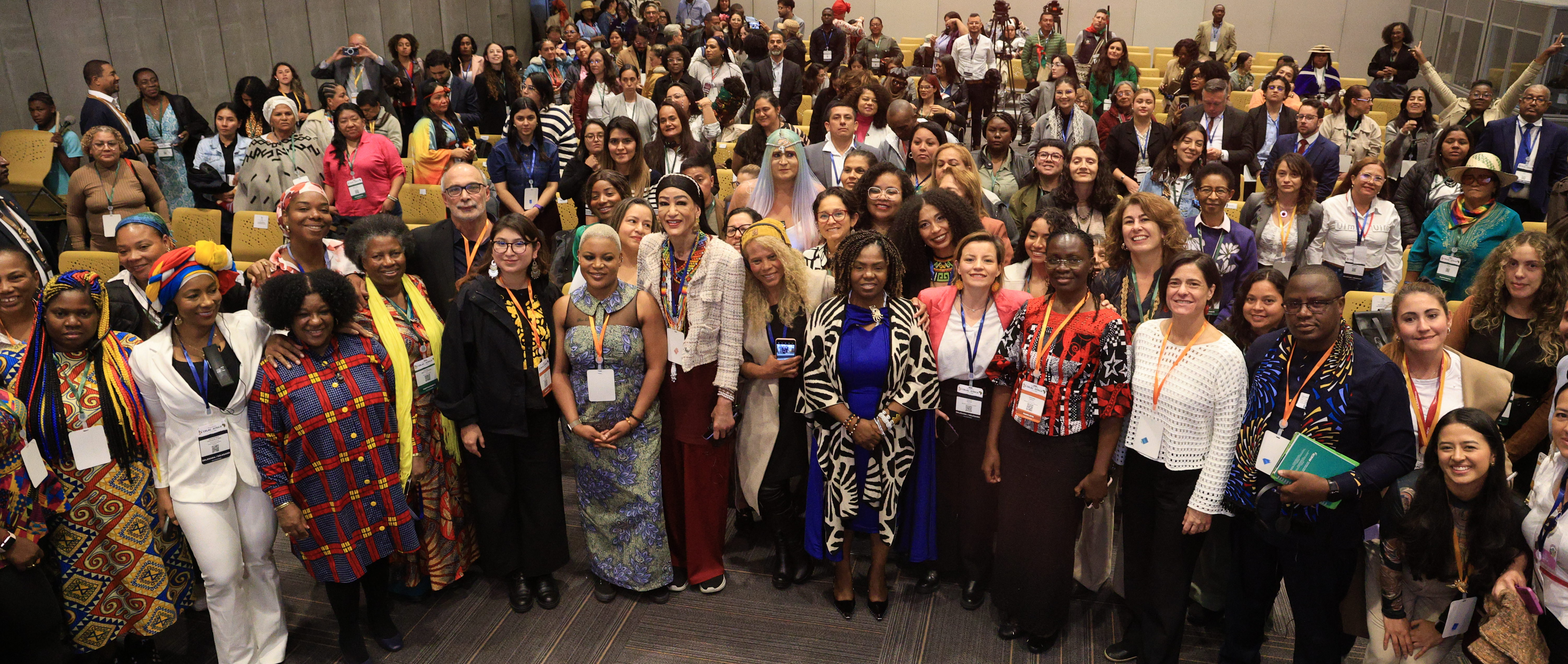 La vicepresidenta Francia Márquez junto a la directora de Cuidado, Natalia Moreno junto a autoridades africanas y un centenar de asistentes al evento del Cuidado en el Foro de la Celac 2026