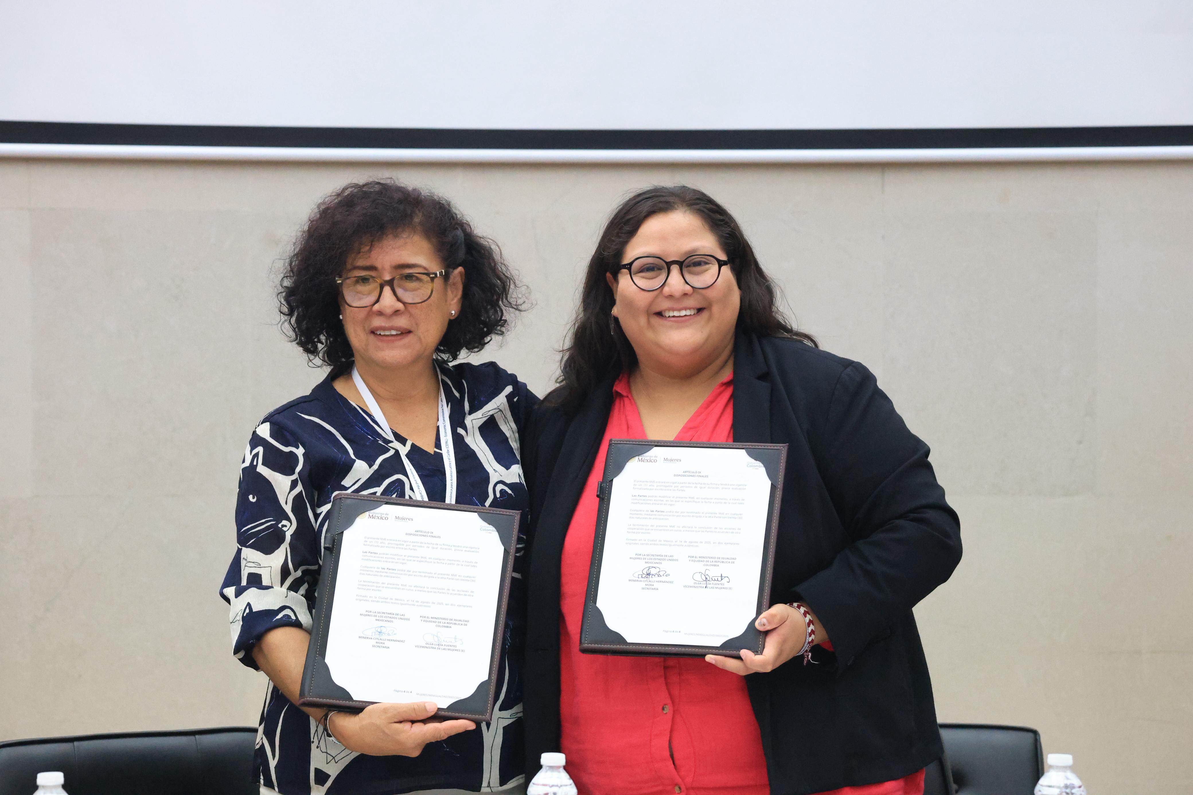 La viceministra Olga Lucía Fuentes posa con la Secretaria de Mujer de Mexico tras firma de memorando de entendimiento