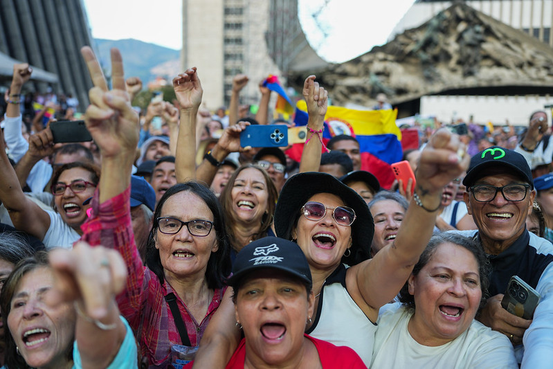 PLano general de mujeres en manifestación en  plaza pública