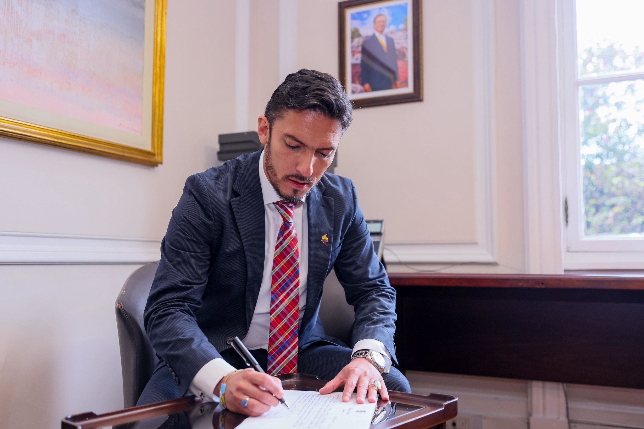Juan Carlos Florián en un sala de Casa de Nariño firma el decreto que lo designa como Ministro de Igualdad y Equidad