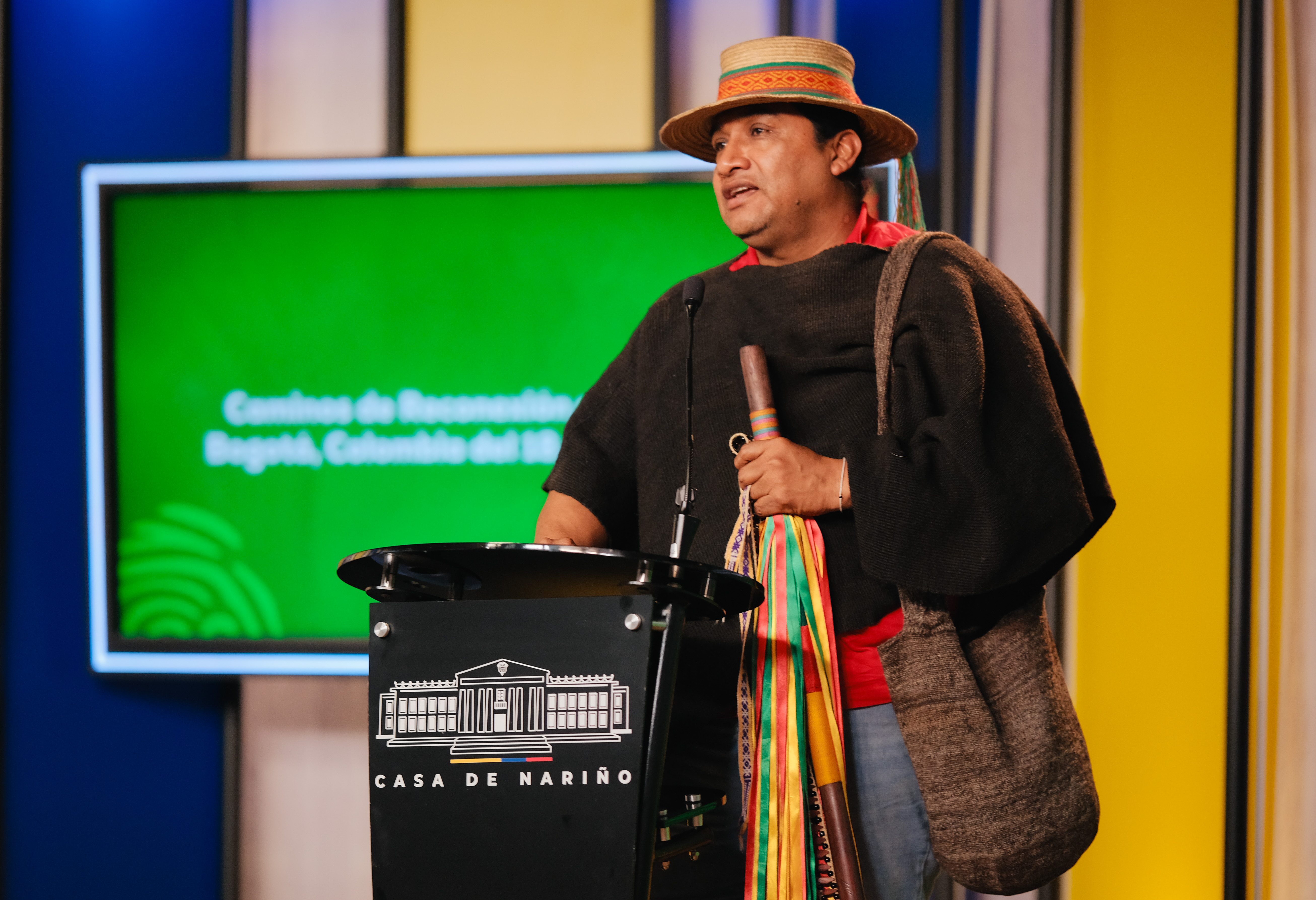 Ministro de Igualdad y equidad con bastón de mando en la tarima de un evento dirigiendo palabras al público que asiste a la rueda de prensa