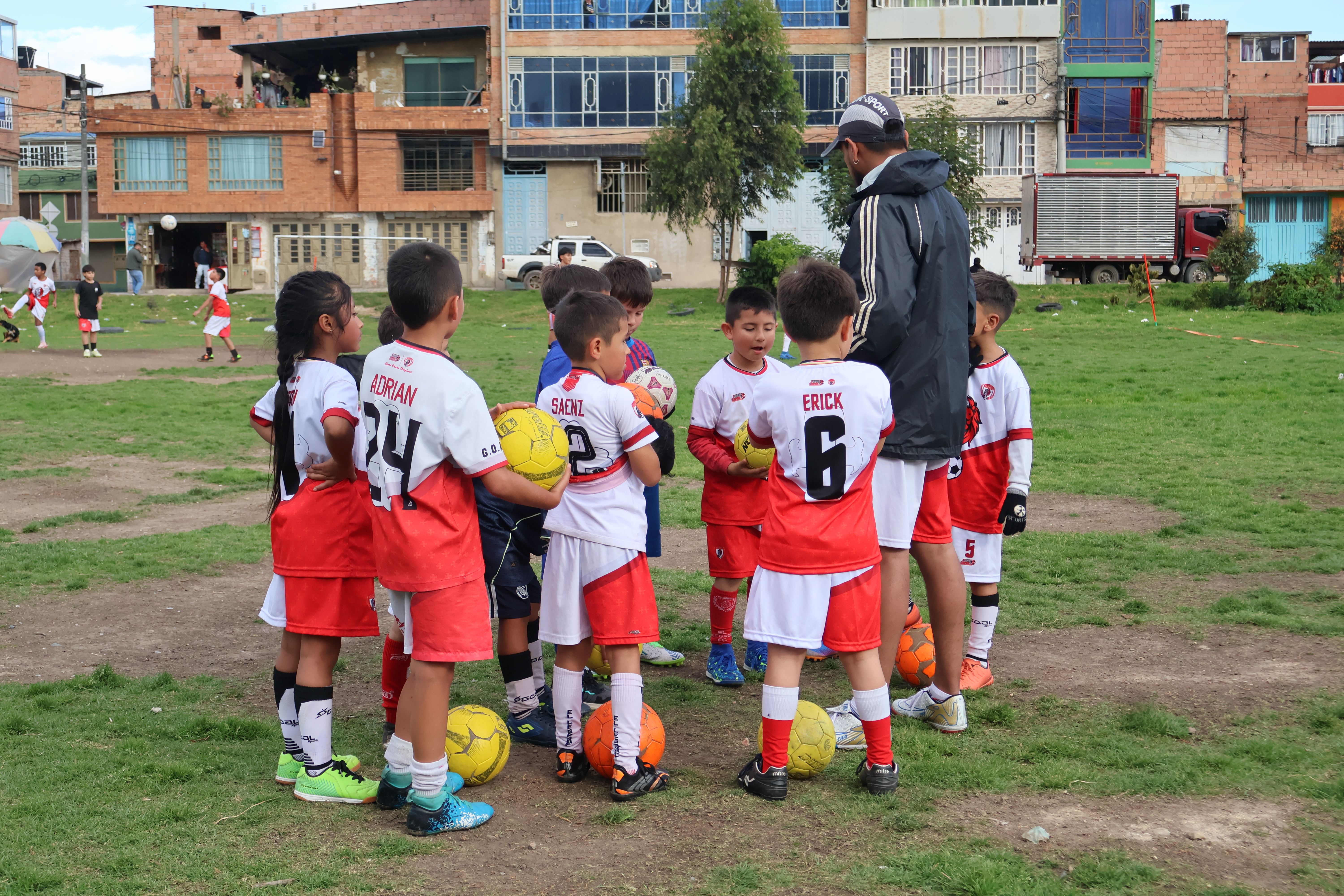 Grupo de niños y niñas en la localidad de Usme en Bogotá participan de la escuela de fútbol formada por el grupo de barrismo social de la localidad