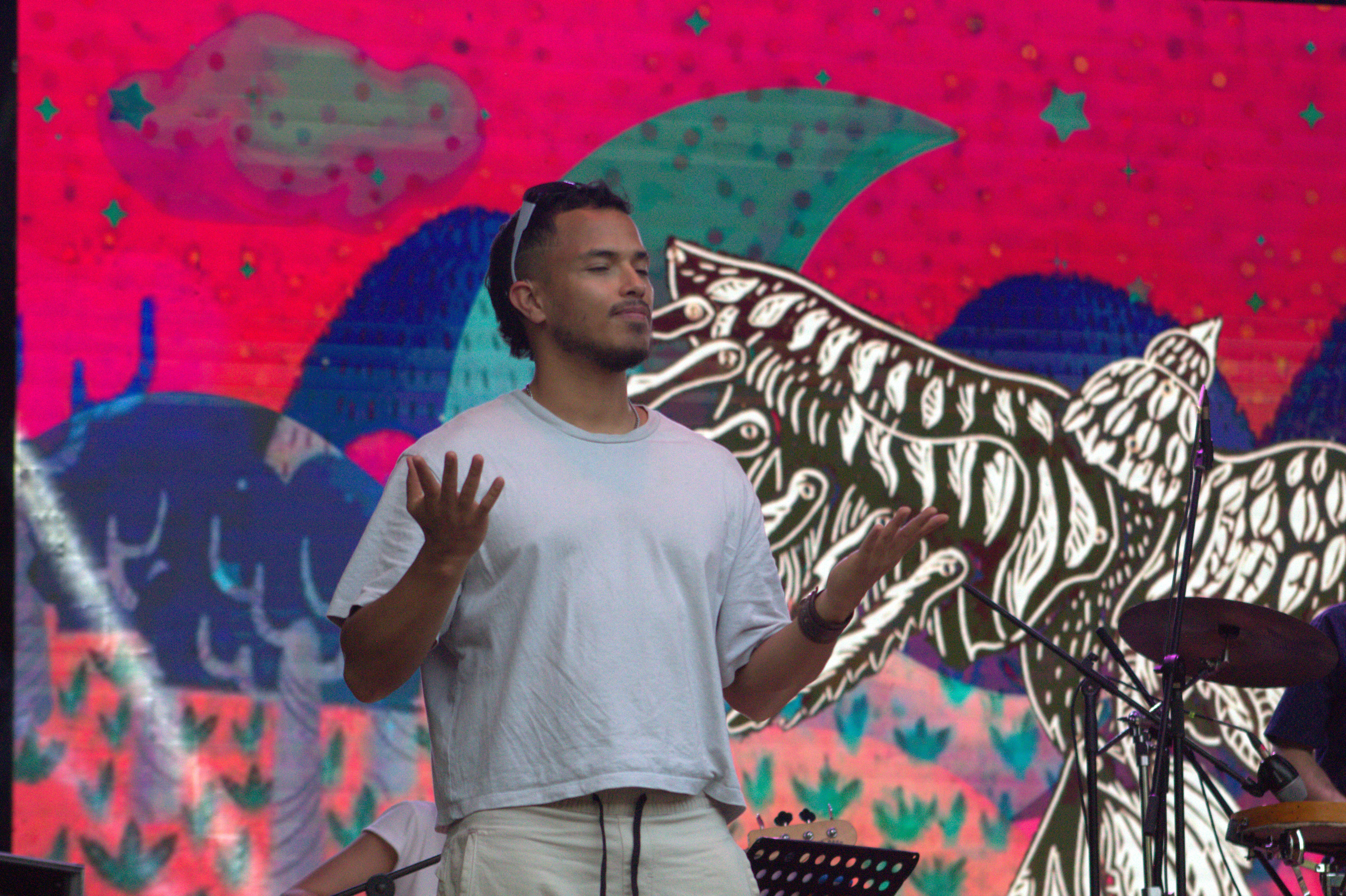 Joven afro con discapacidad  en tarima ofrece concierto