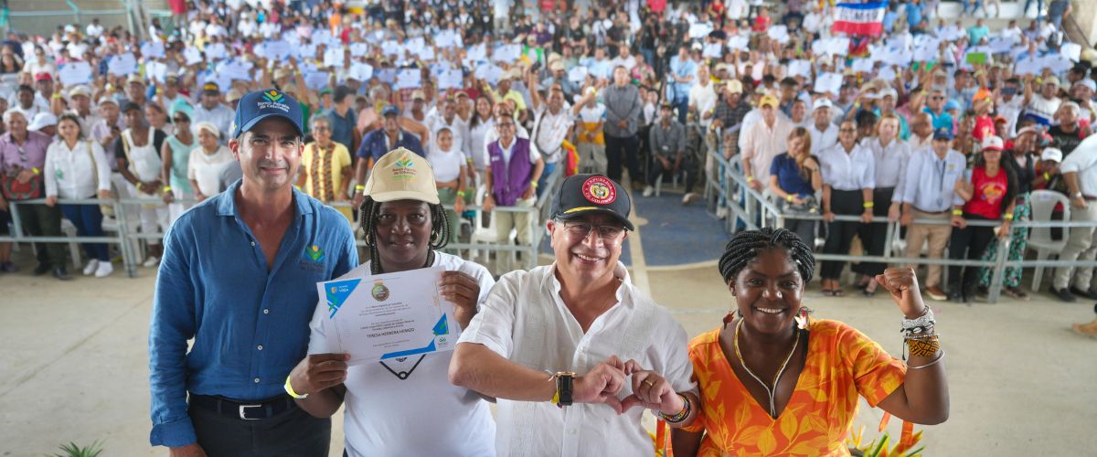Presidente y vicepresidenta con otras 2 personas y un número grande de personas en elñ fondo