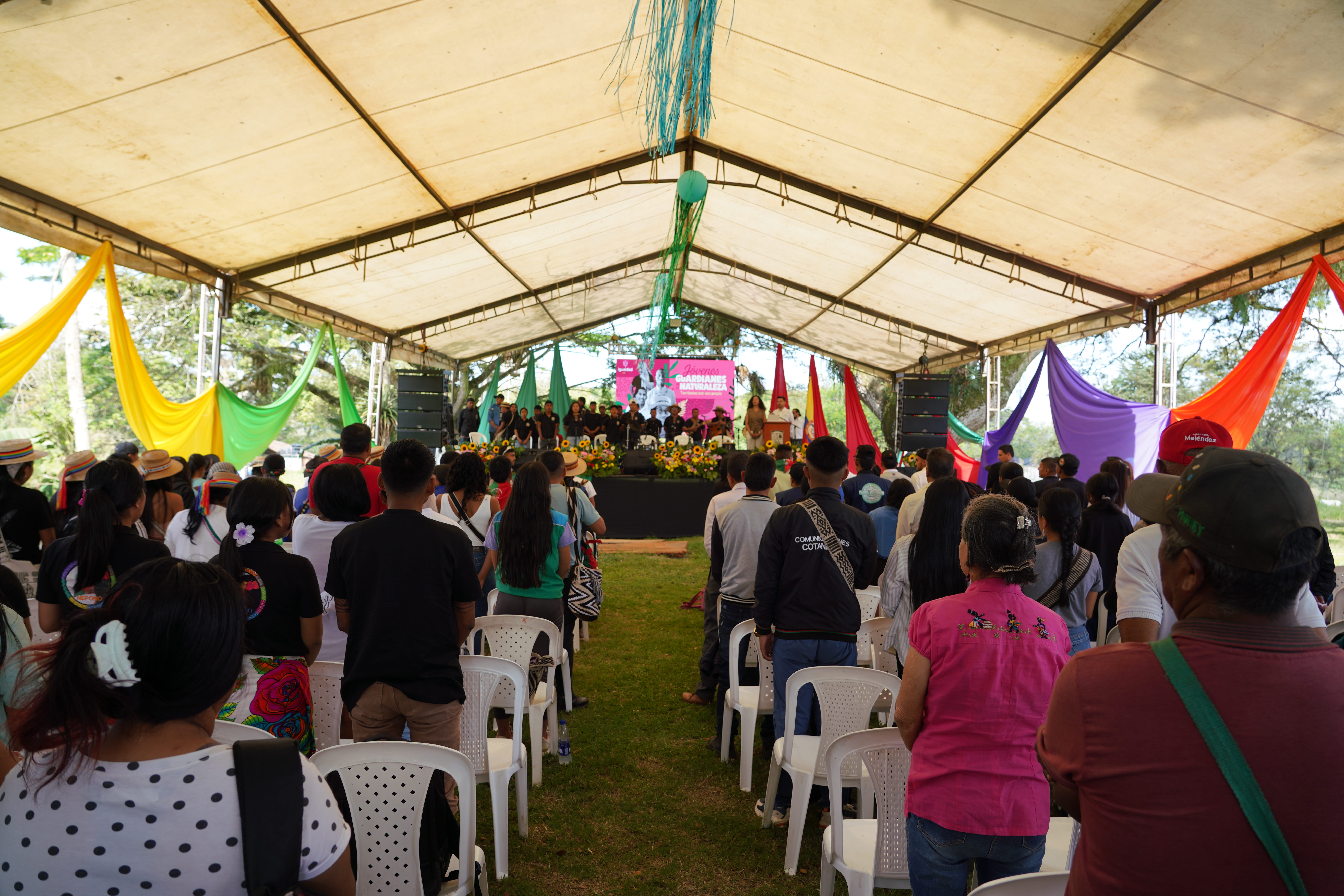 Vista posterior del interior de una carpa enorme donde cientos de jóvenes particparon del lanzamiento del proyecto "Guardianes de la Naturaleza"