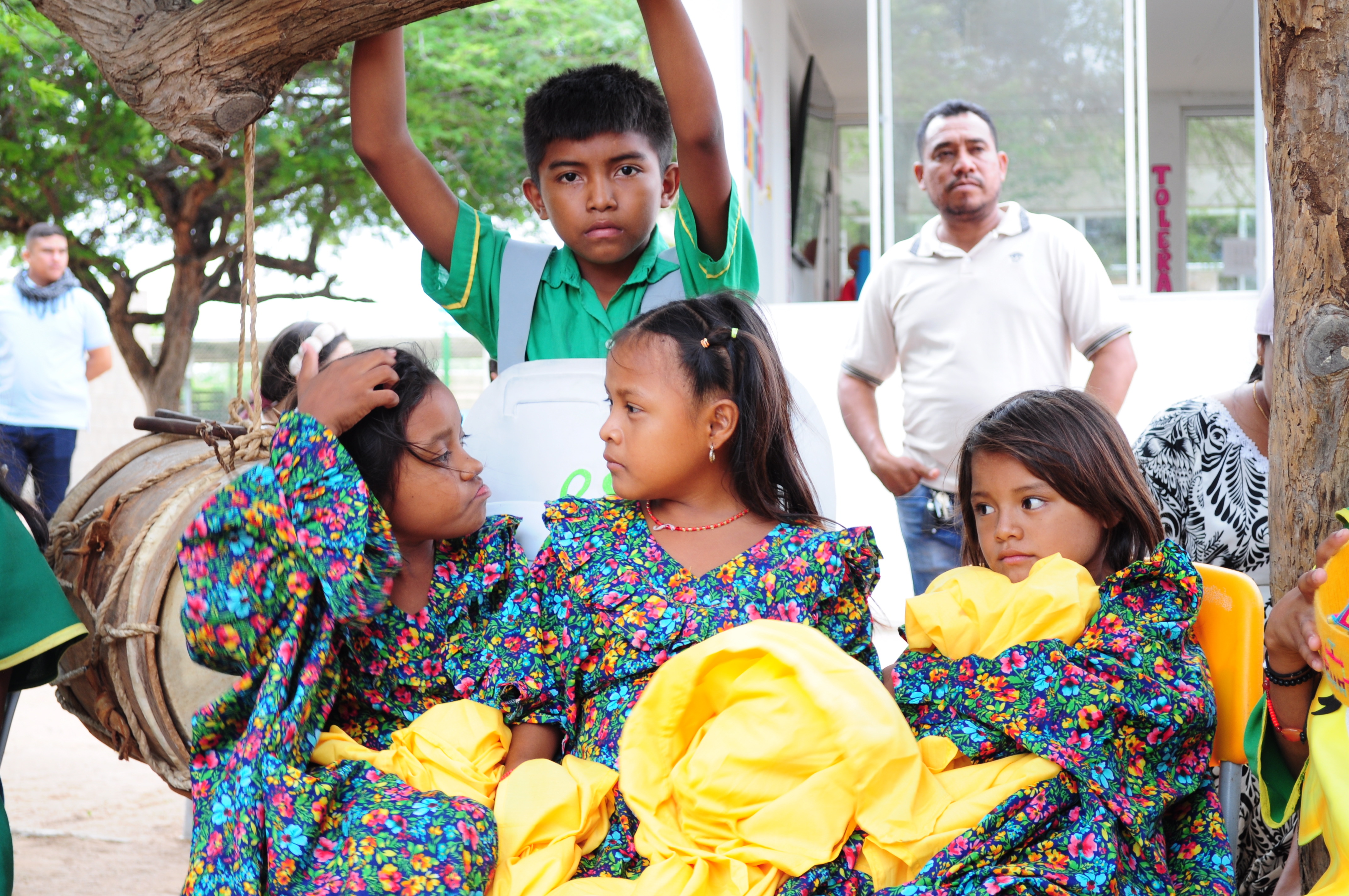 Un pequeño grupo de estudiantes wayúu en una escuela de zona rural de la Guajira viste prendas tradicionales con sus típicas mantas amarillas