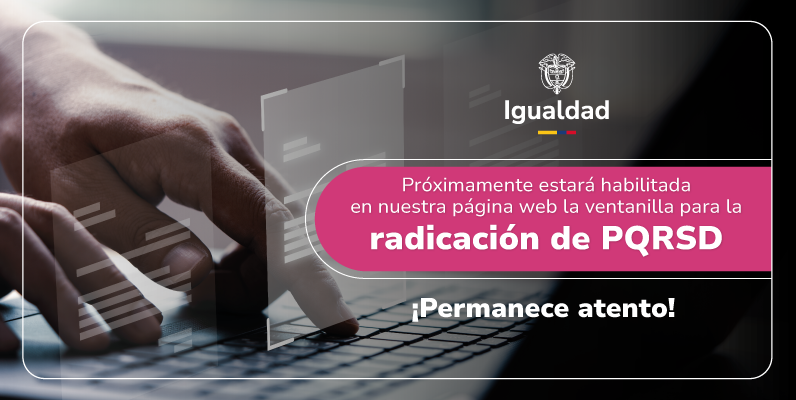 Manos tecleando en computador potátil al lado de anuncio en magenta de la nueva herramienta para radicación de PQRSD